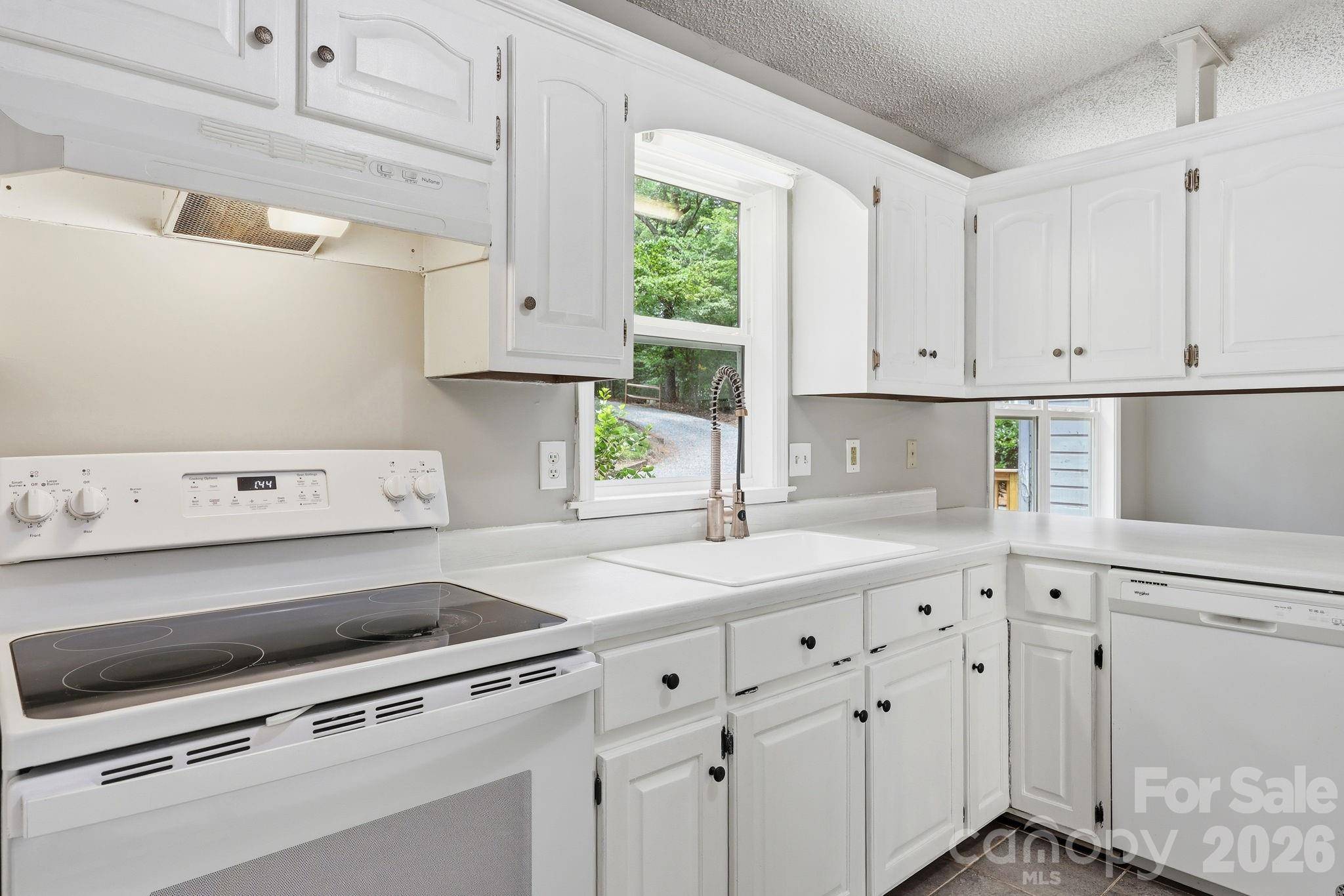 340 Oakwood LN, Columbus, NC 28722