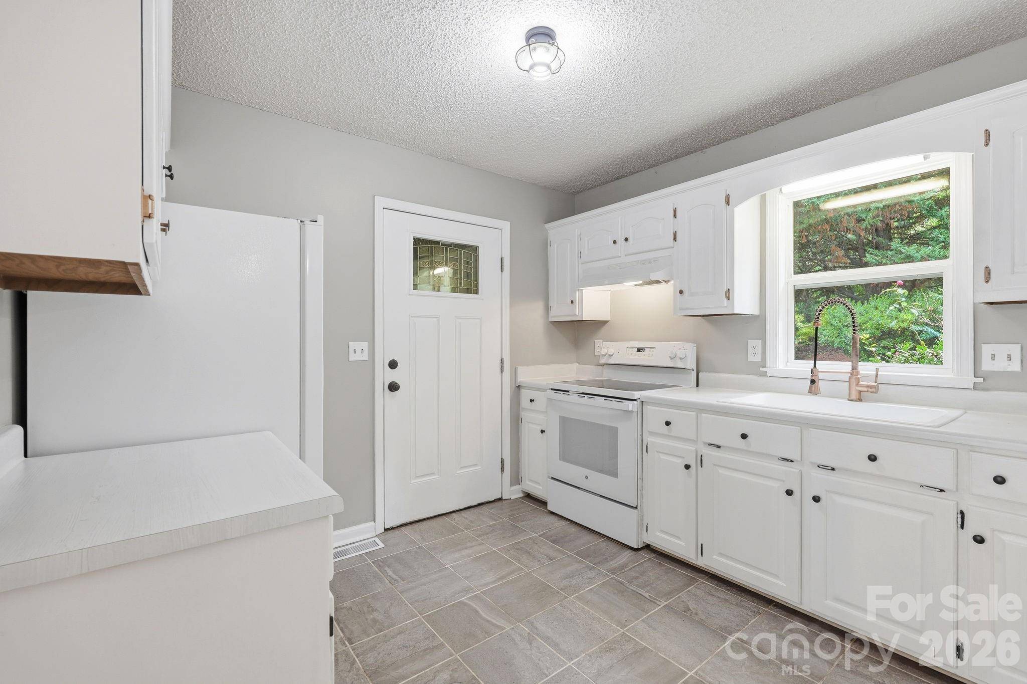 340 Oakwood LN, Columbus, NC 28722