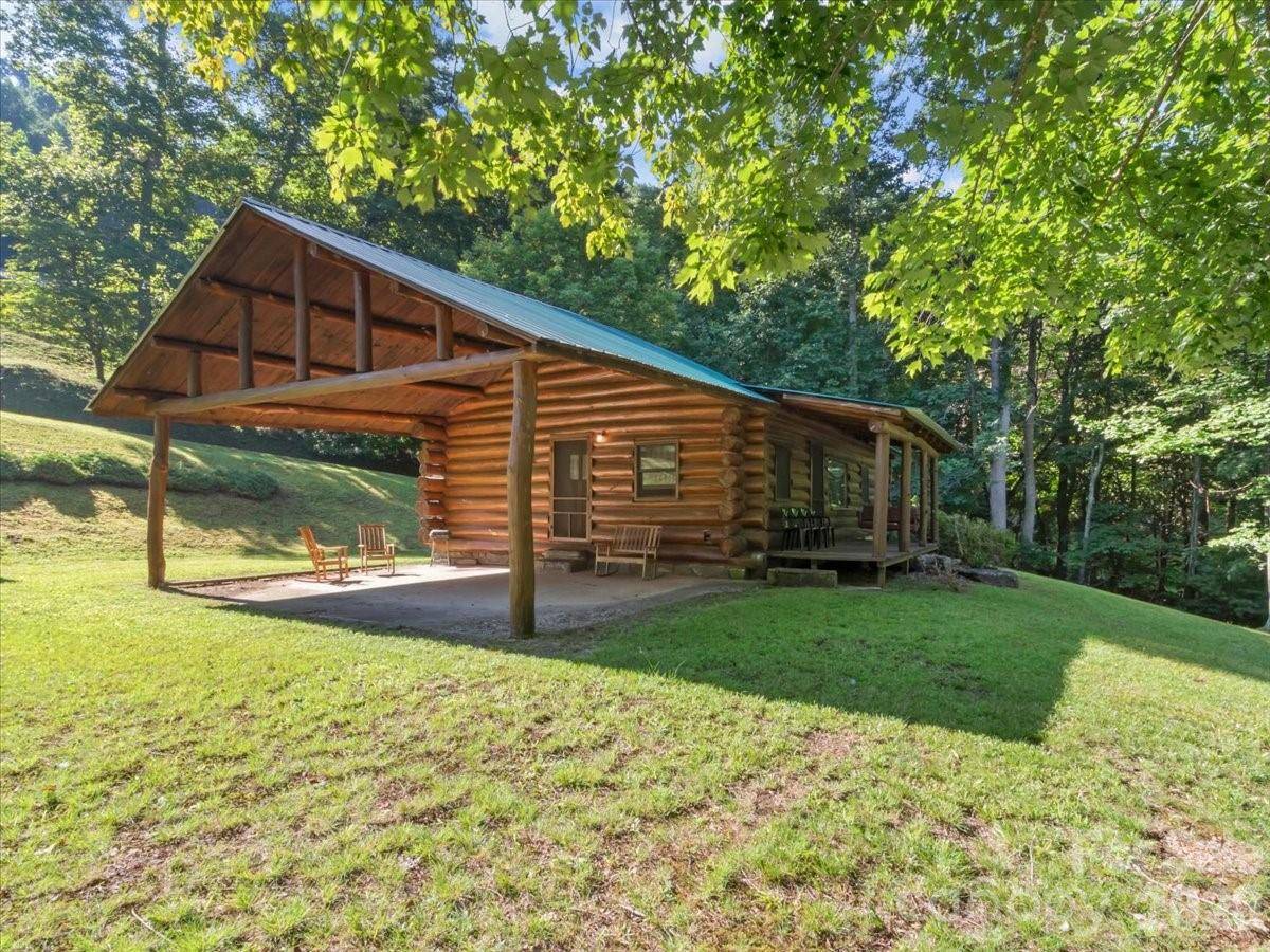 230 Chatter Box LN, Green Mountain, NC 28740