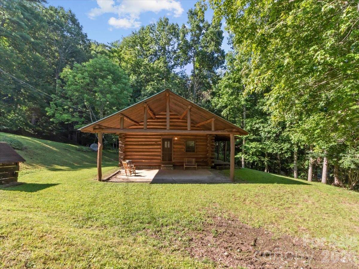 230 Chatter Box LN, Green Mountain, NC 28740