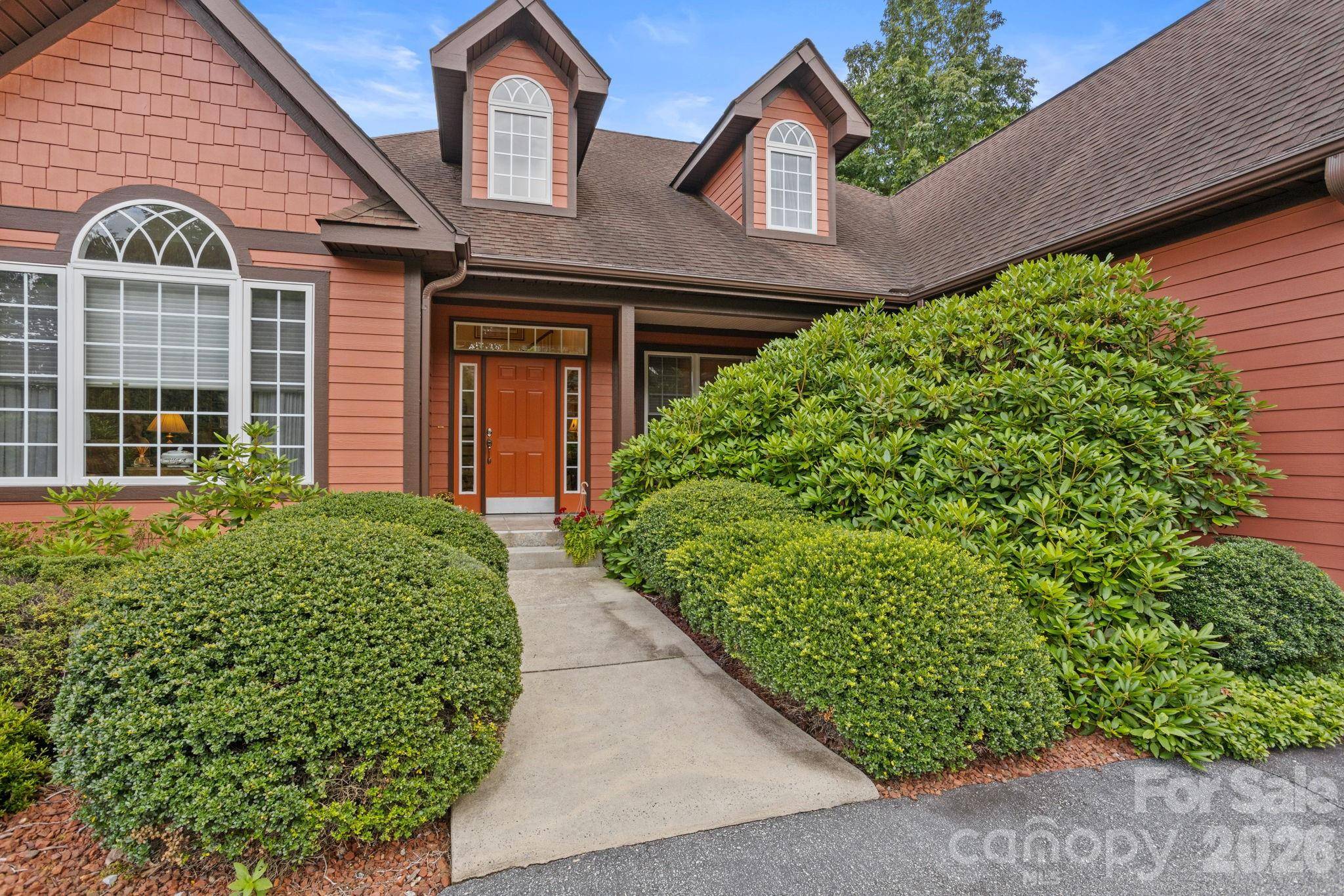 100 Crestgrove DR, Flat Rock, NC 28731