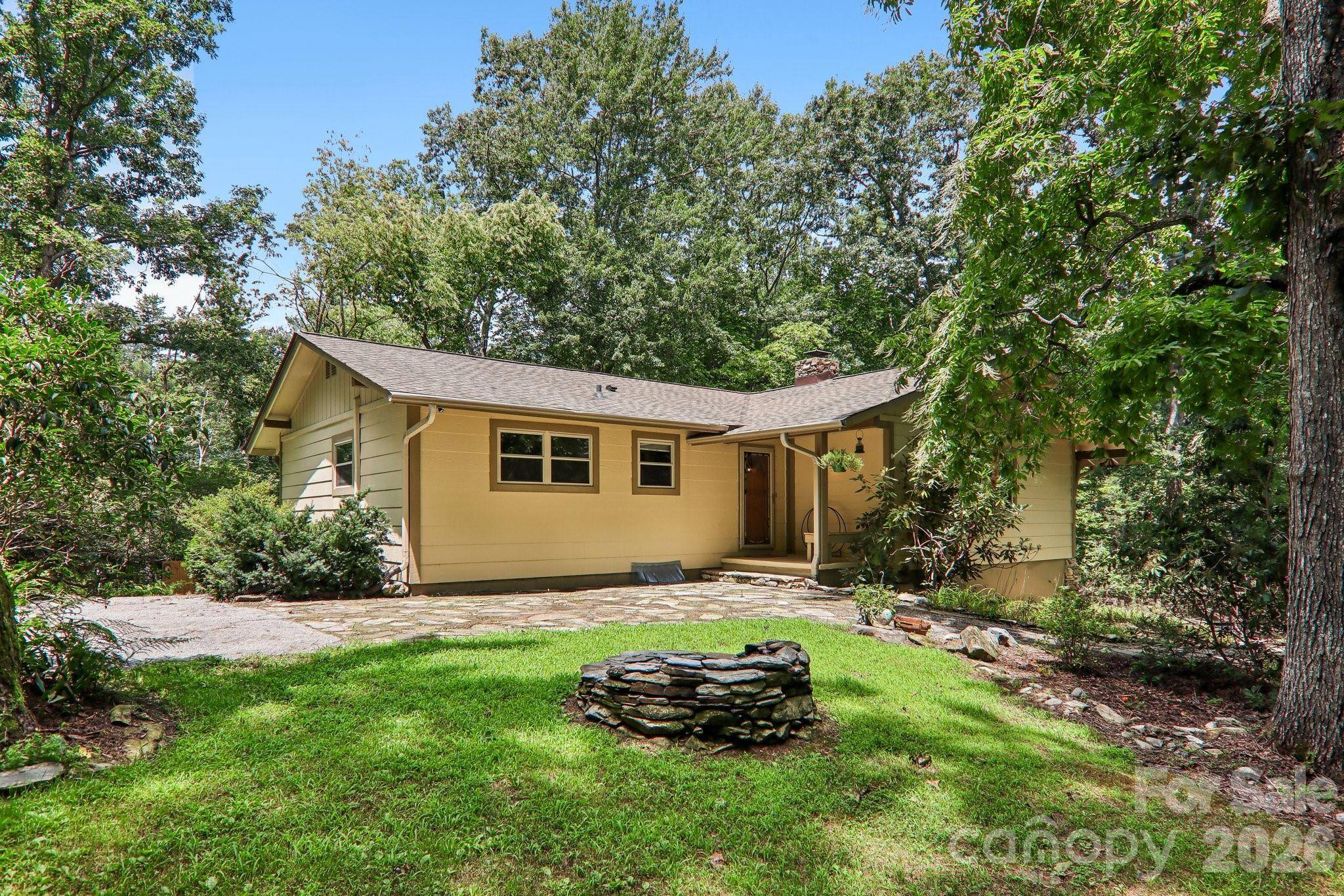 3 Edelweiss DR, Horse Shoe, NC 28742