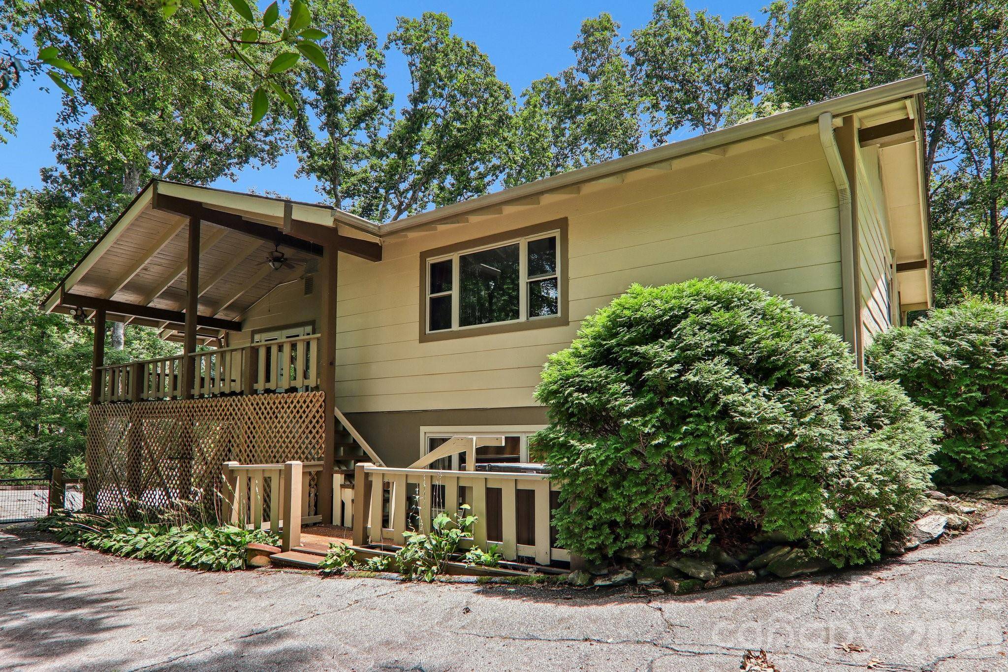 3 Edelweiss DR, Horse Shoe, NC 28742