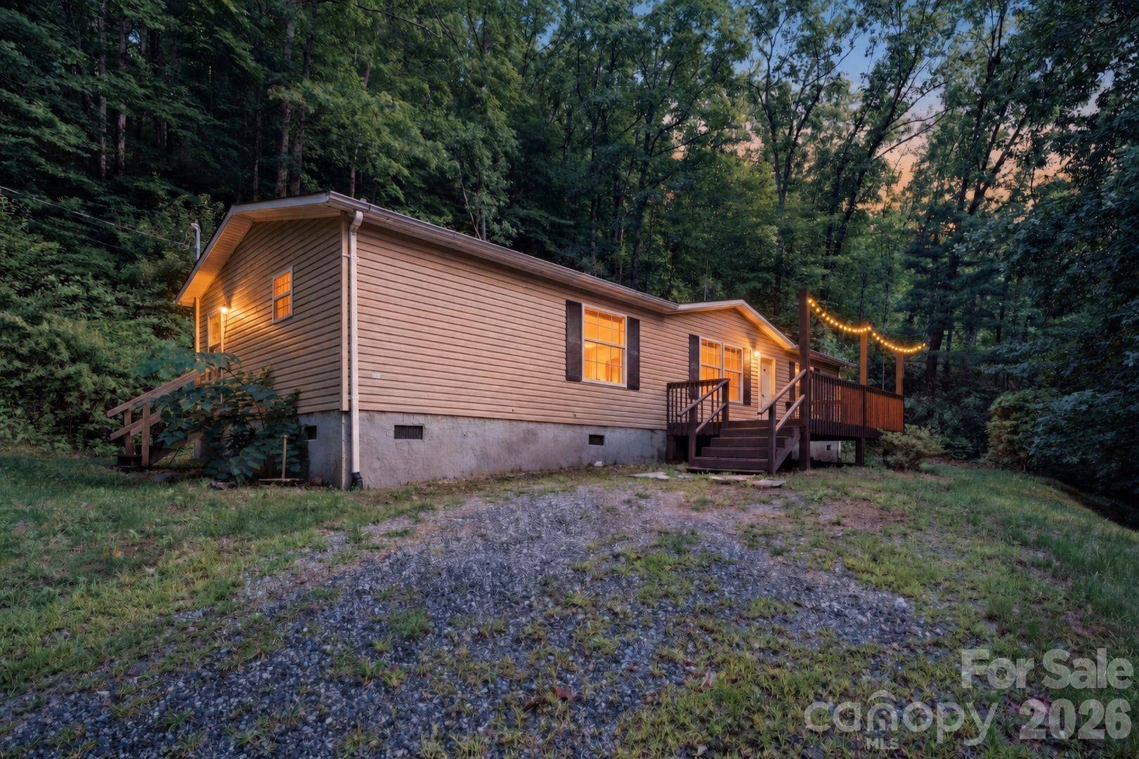 55 Twin Oaks LN, Spruce Pine, NC 28777