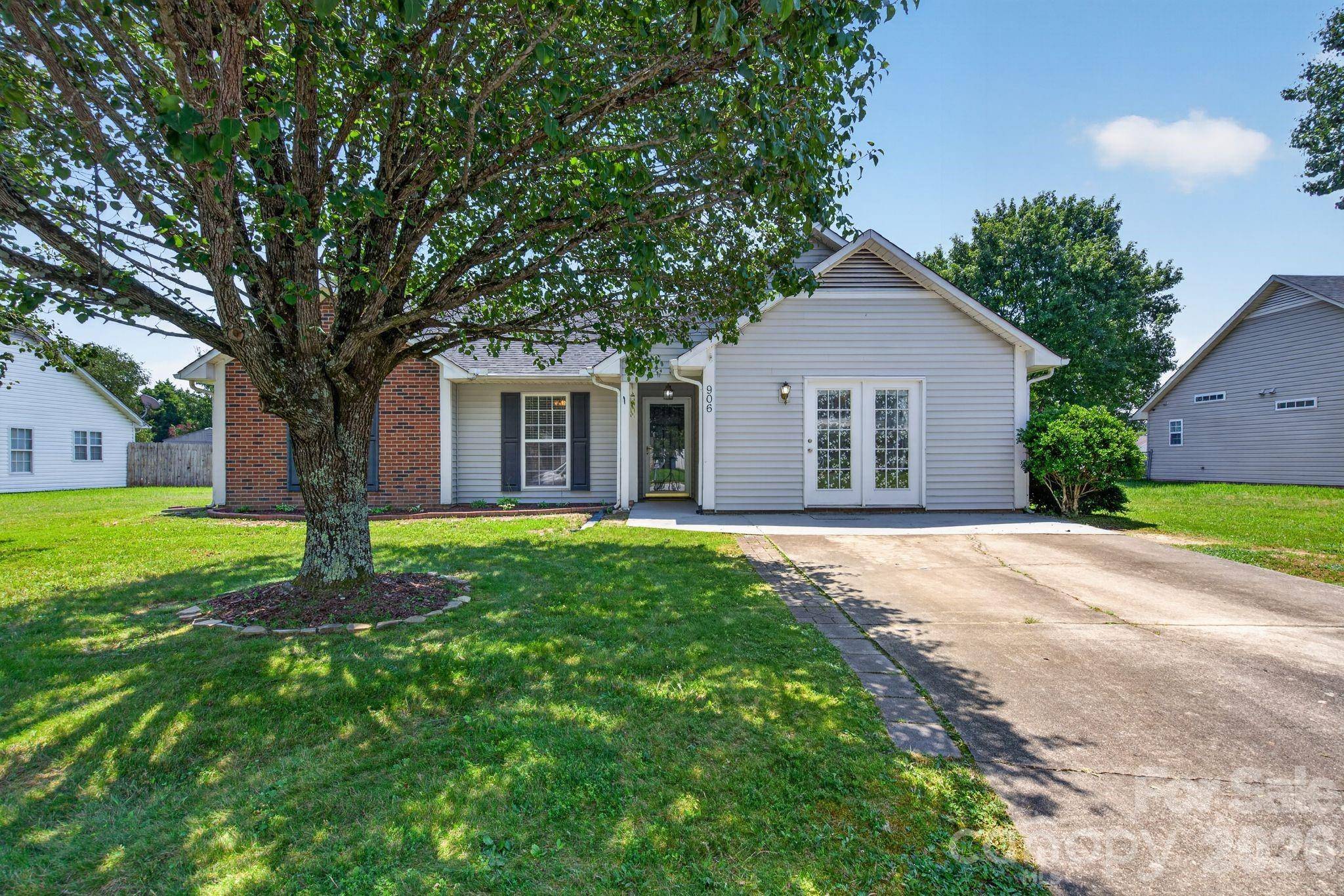 906 Woodhill DR, Fletcher, NC 28732