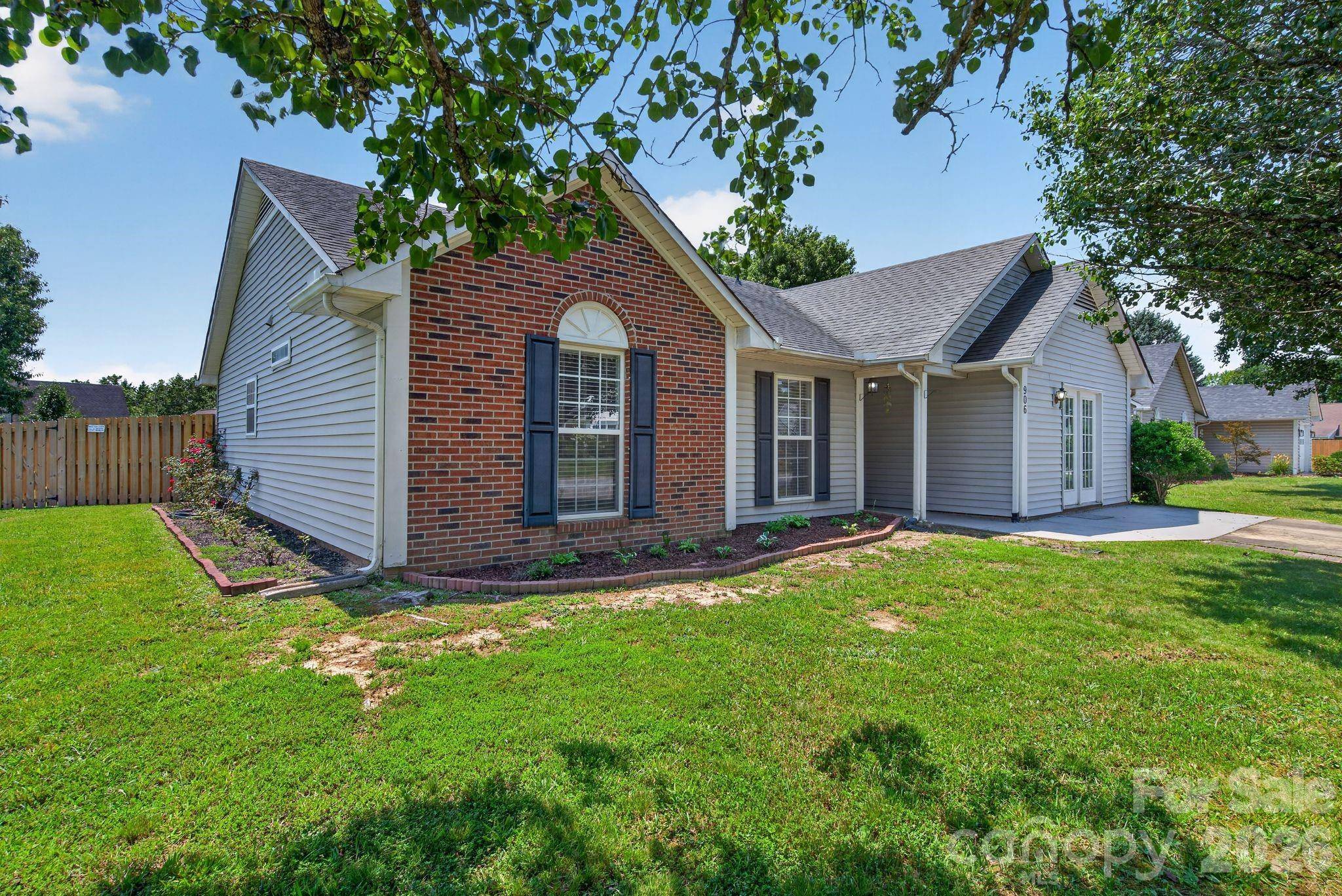 906 Woodhill DR, Fletcher, NC 28732