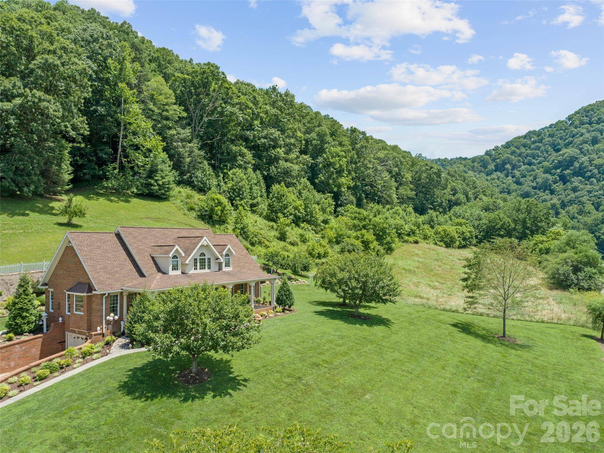 38 Peterson LN, Green Mountain, NC 28740