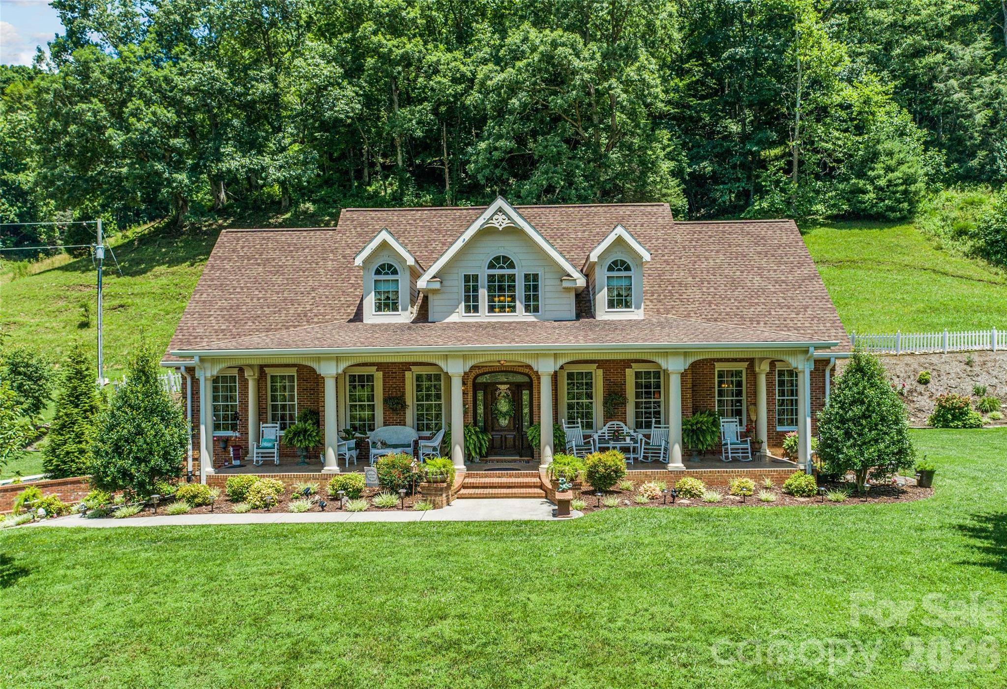 38 Peterson LN, Green Mountain, NC 28740