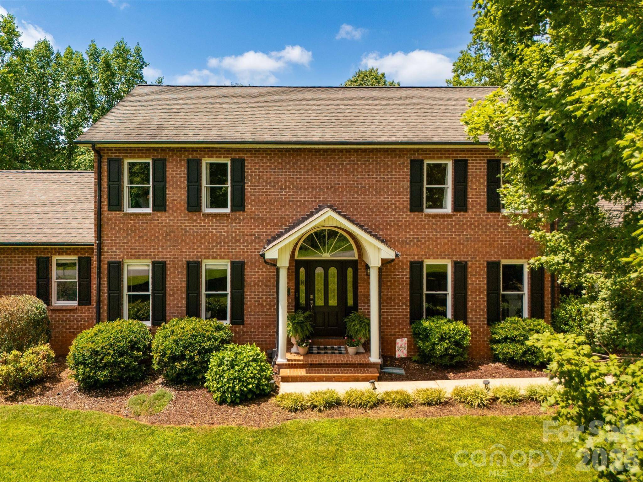 1413 Windemere LN, Hickory, NC 28602