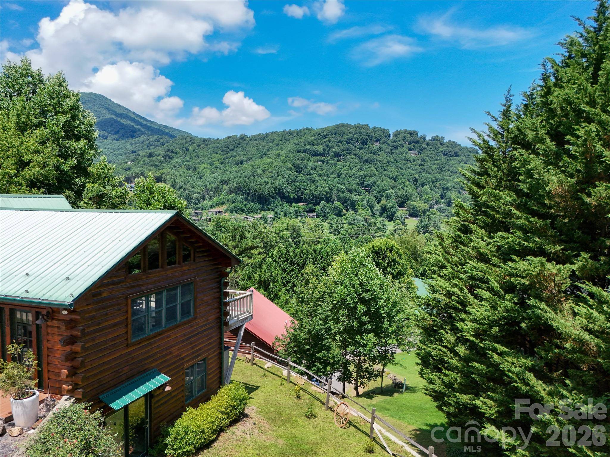 16 Hiawatha DR, Maggie Valley, NC 28751