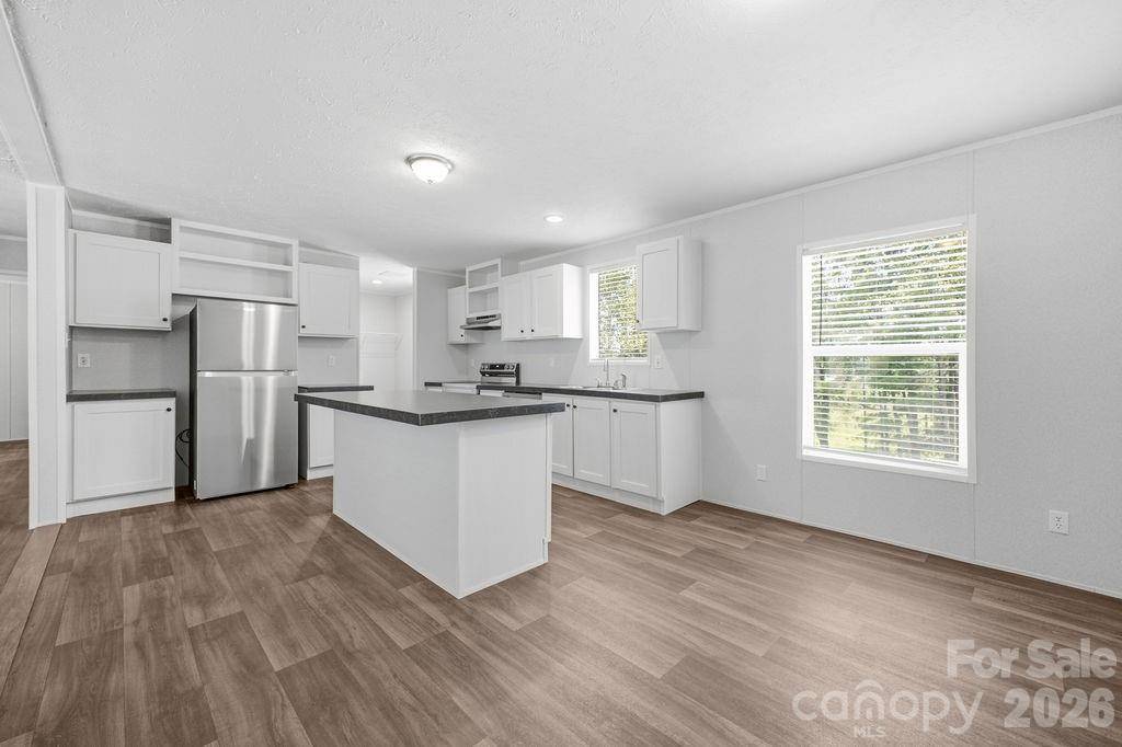 290 Poppy Acres LN, Flat Rock, NC 28726