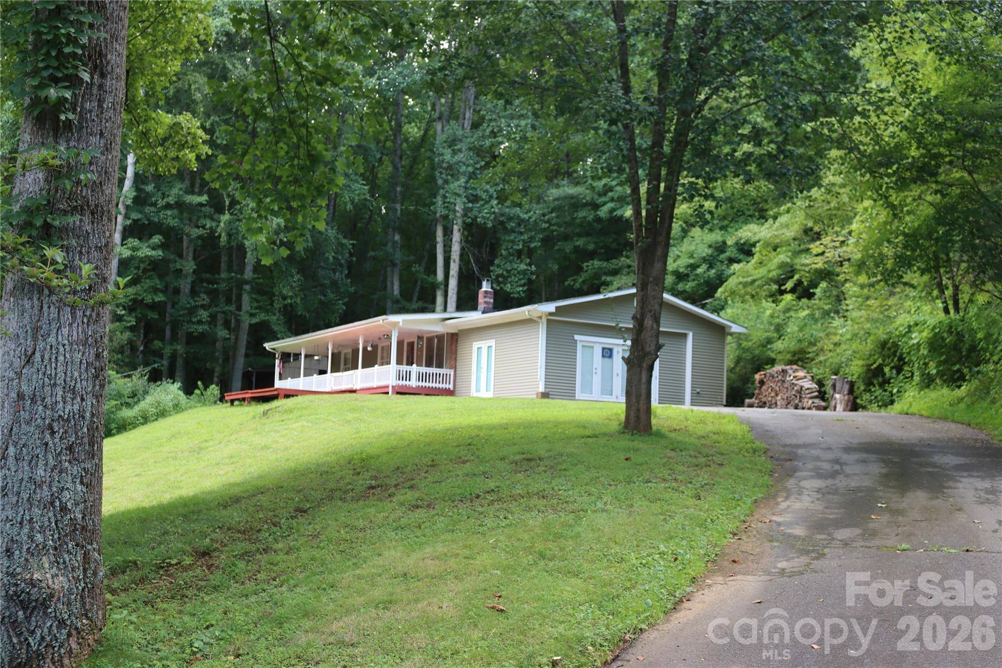 9 Wooded Valley LN, Burnsville, NC 28714