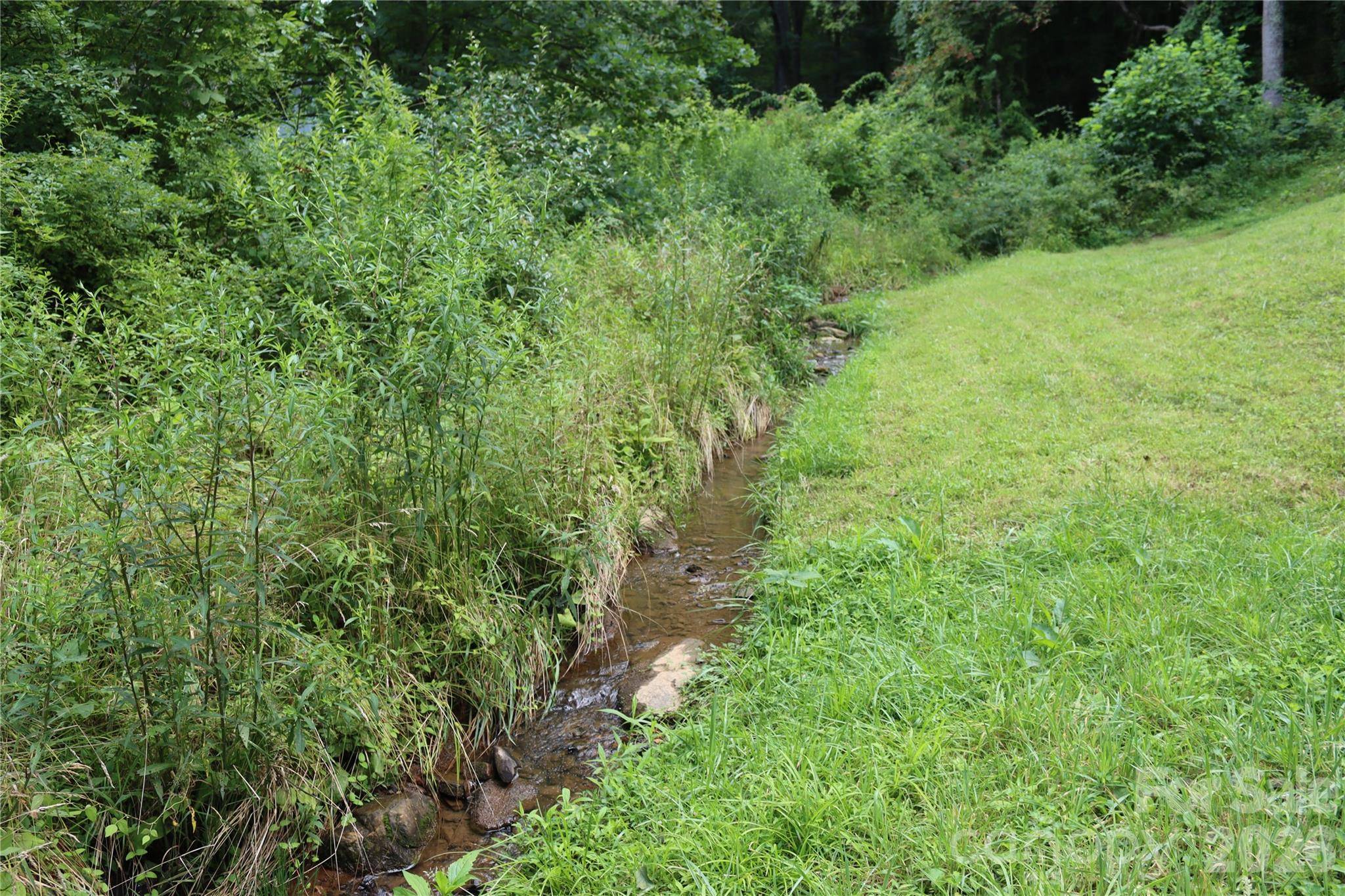 9 Wooded Valley LN, Burnsville, NC 28714