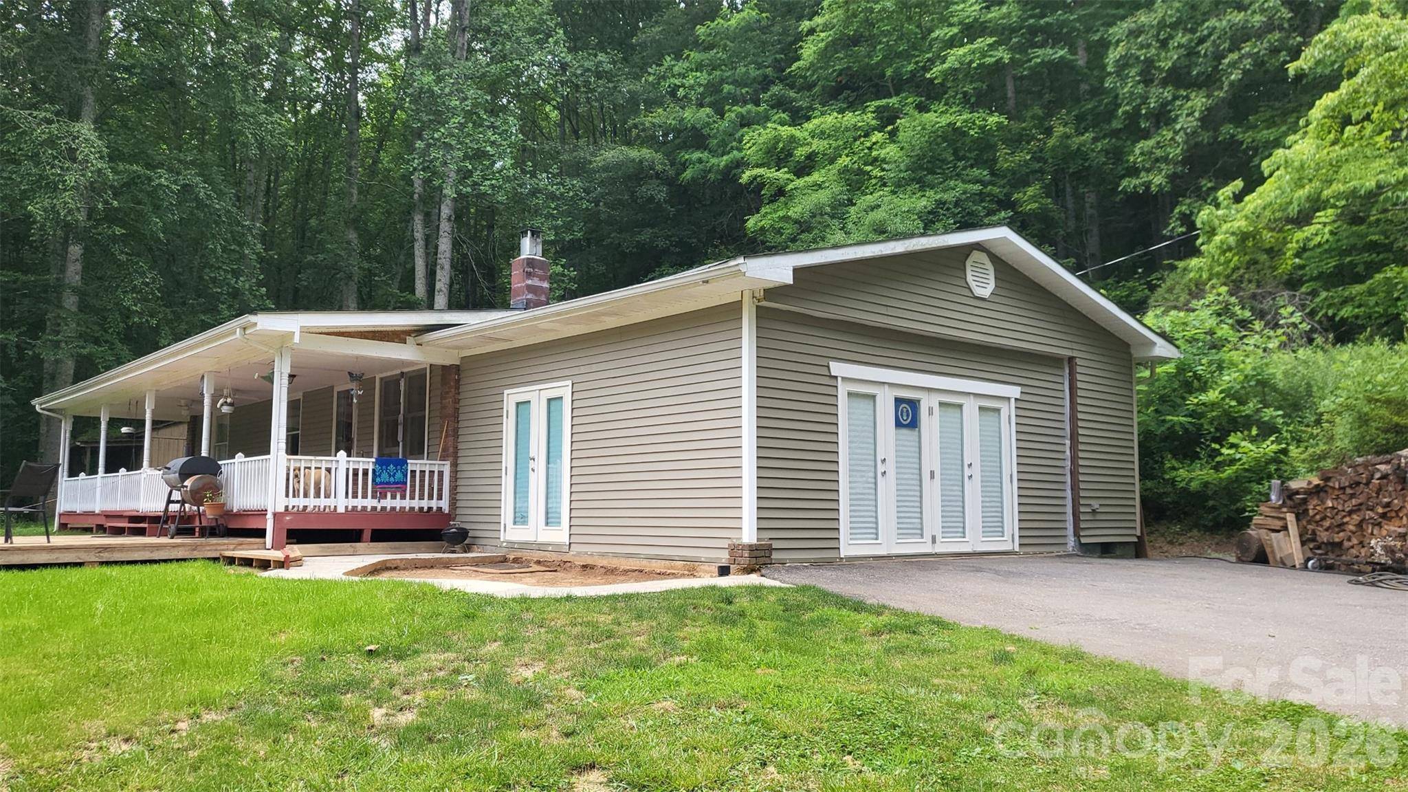 9 Wooded Valley LN, Burnsville, NC 28714