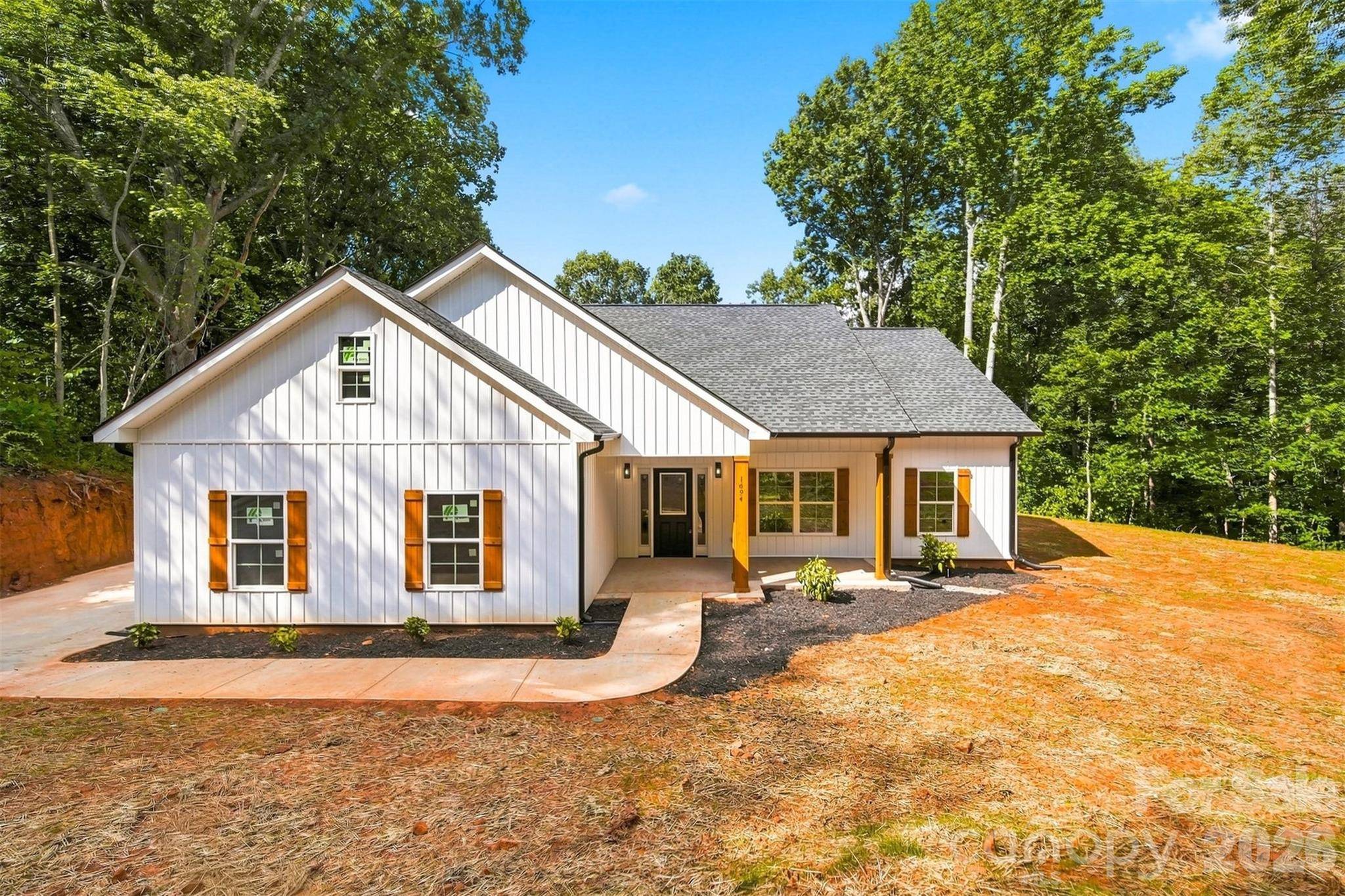 1694 Parsonage LN, Newton, NC 28658