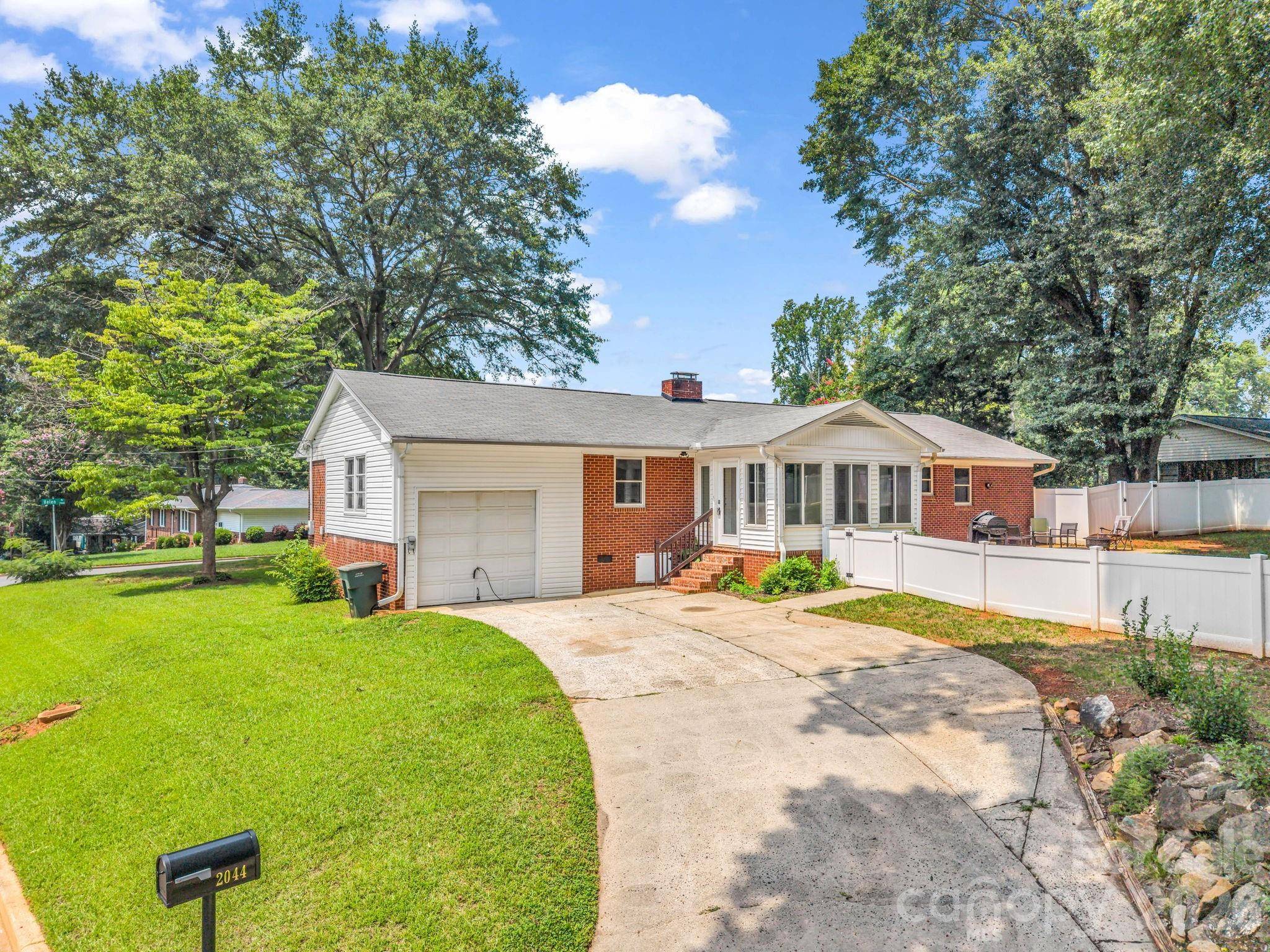 2044 Helen DR, Gastonia, NC 28054