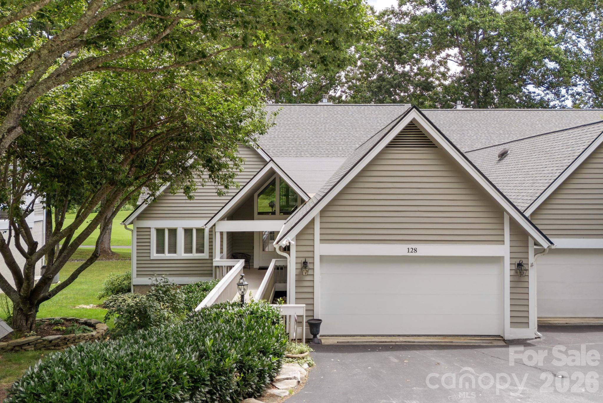 128 Overlook DR, Flat Rock, NC 28731