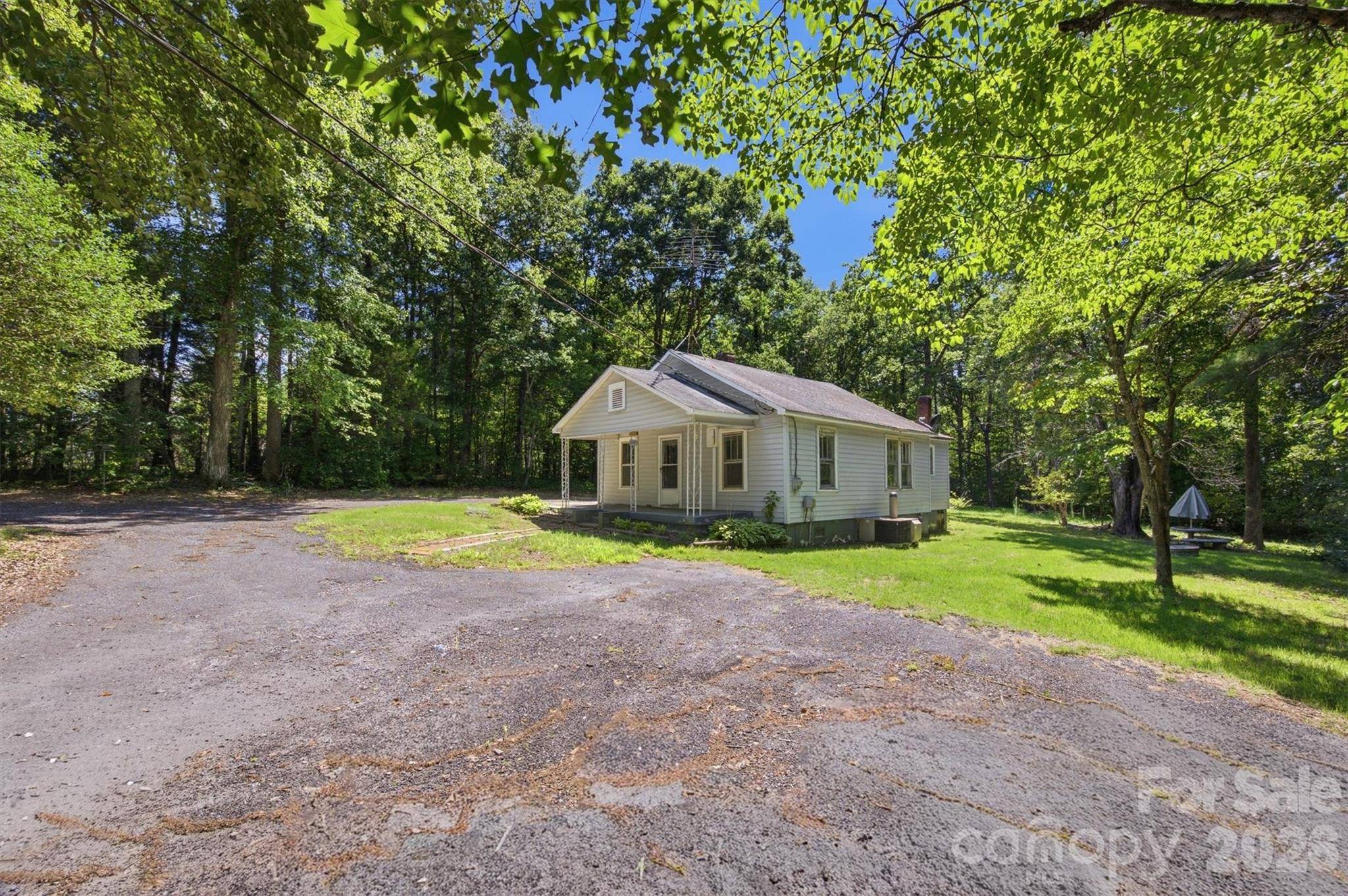 2155 Pa Jolly LN, Granite Falls, NC 28630