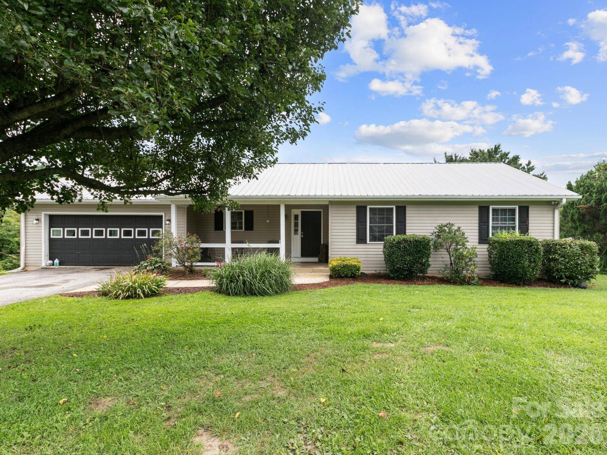 11 Cathy CT, Hendersonville, NC 28792