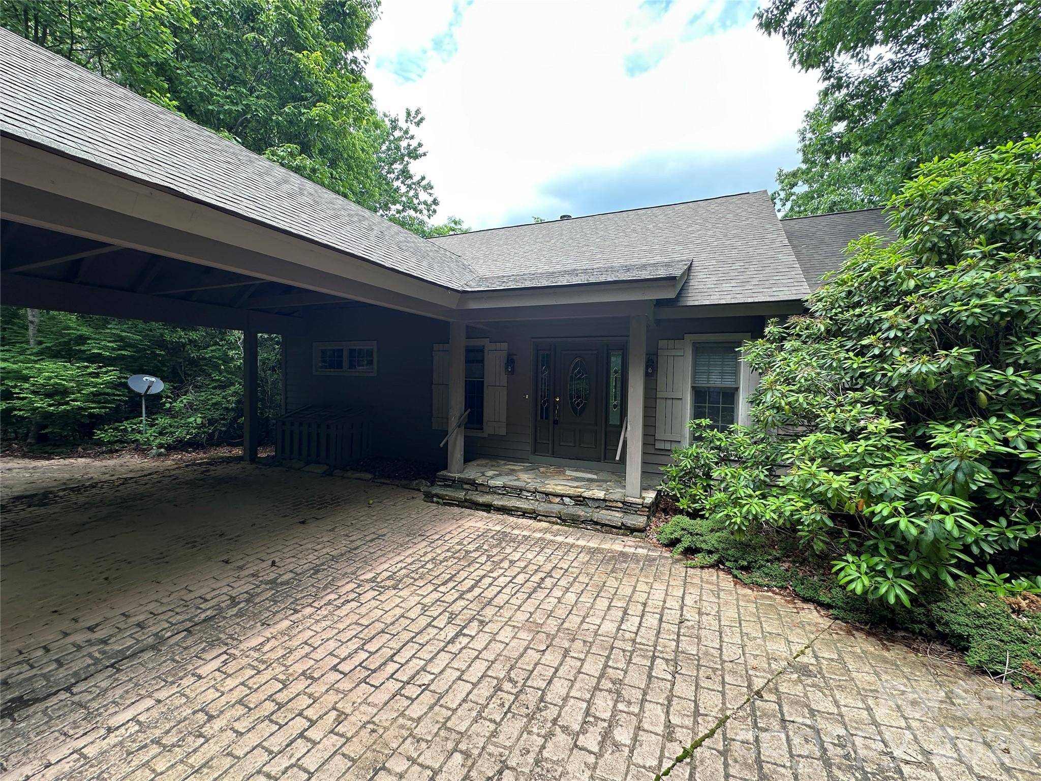 880 W Rochester DR, Cashiers, NC 28717
