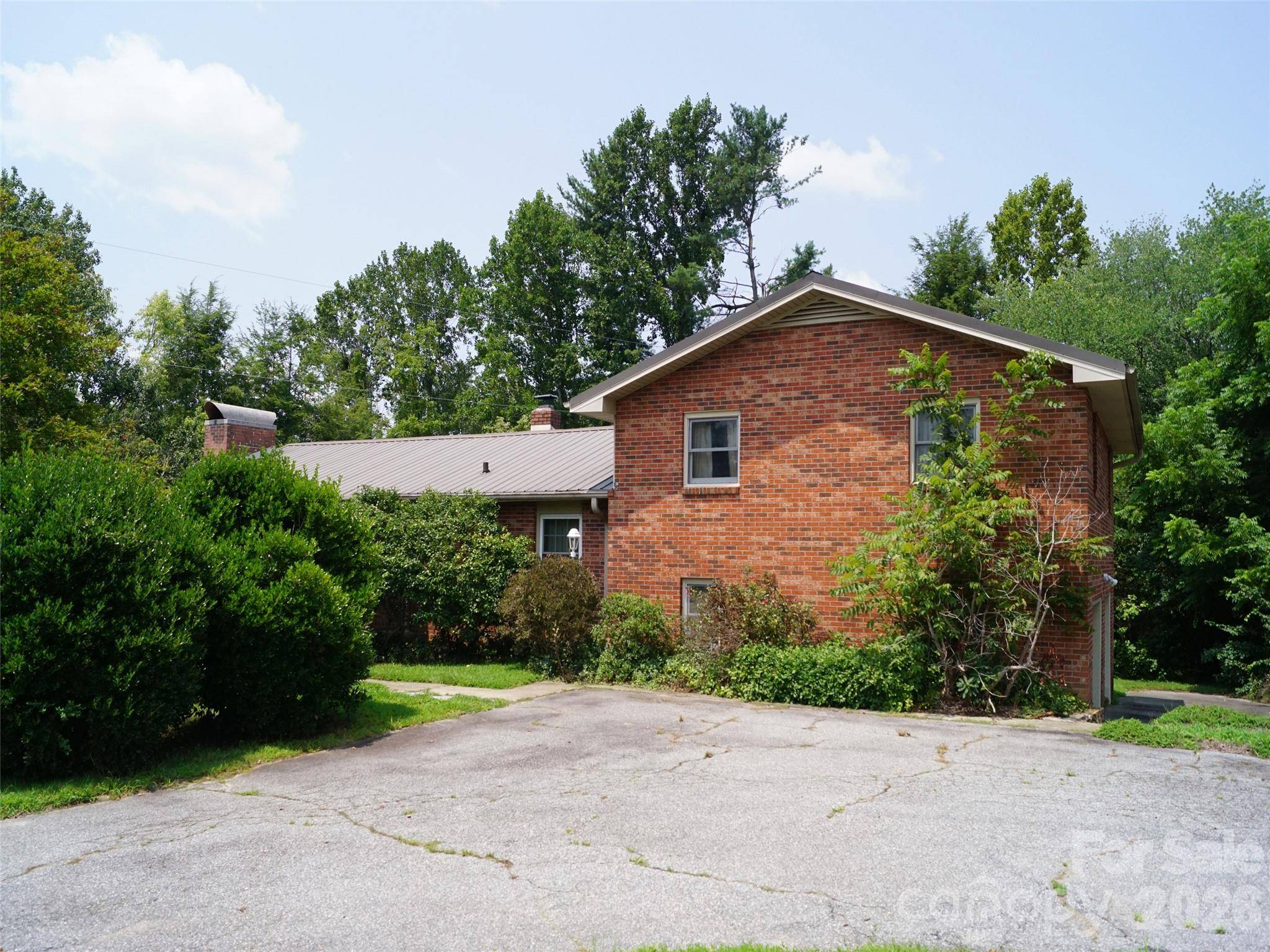 887 Upward RD, Flat Rock, NC 28731