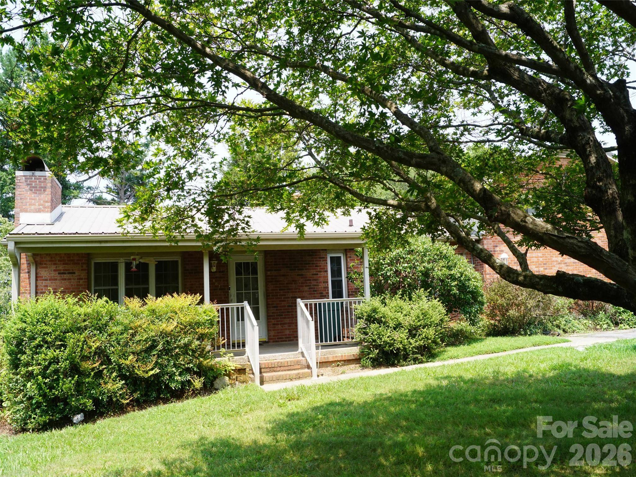 887 Upward RD, Flat Rock, NC 28731