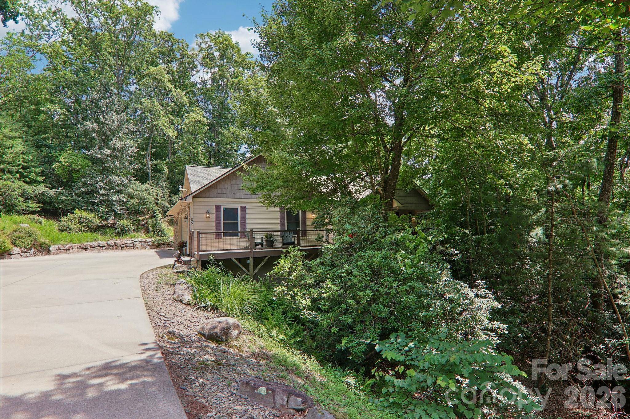 25 Arnie DR, Etowah, NC 28729
