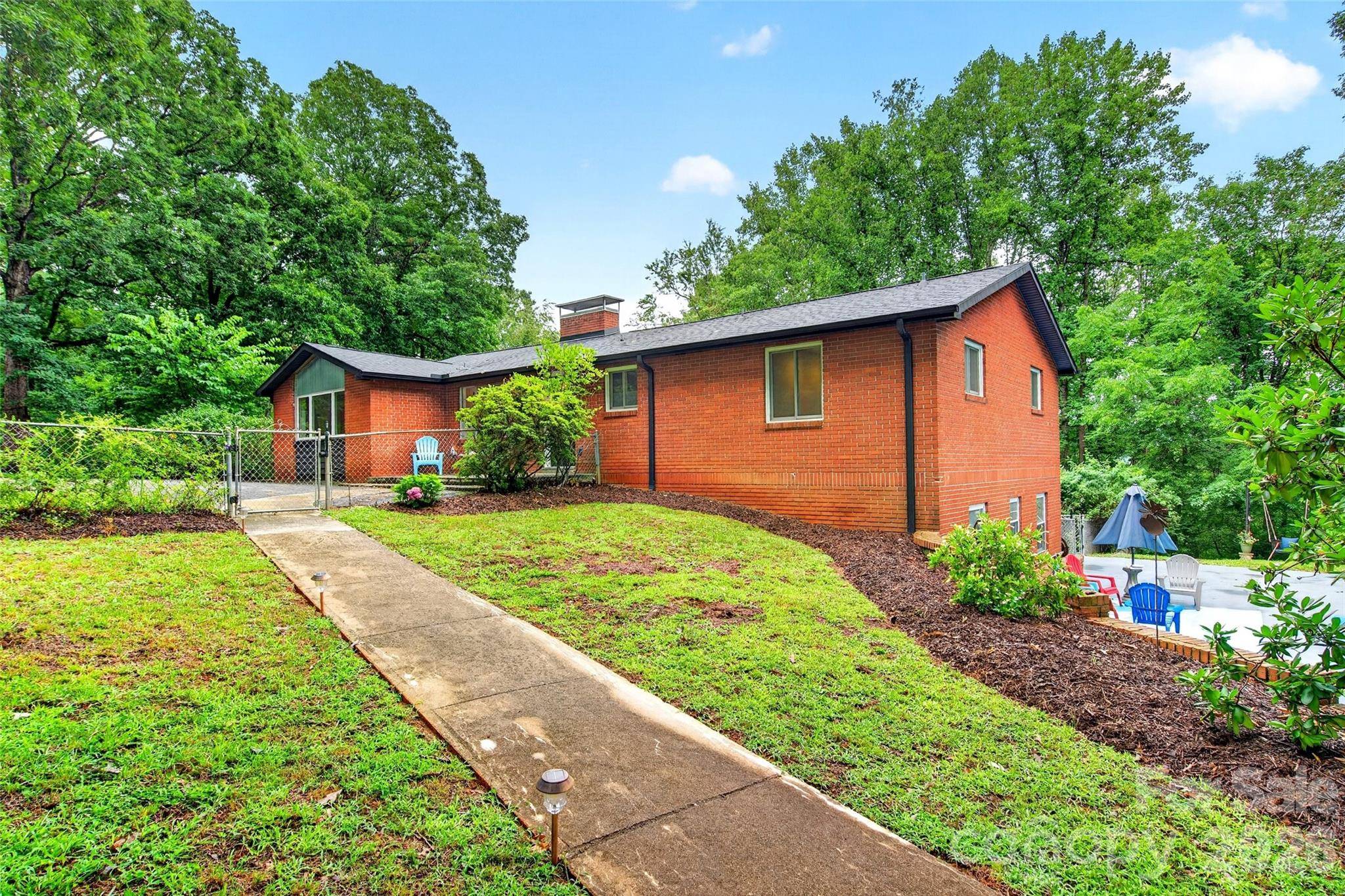 40 Mintz LN, Swannanoa, NC 28778