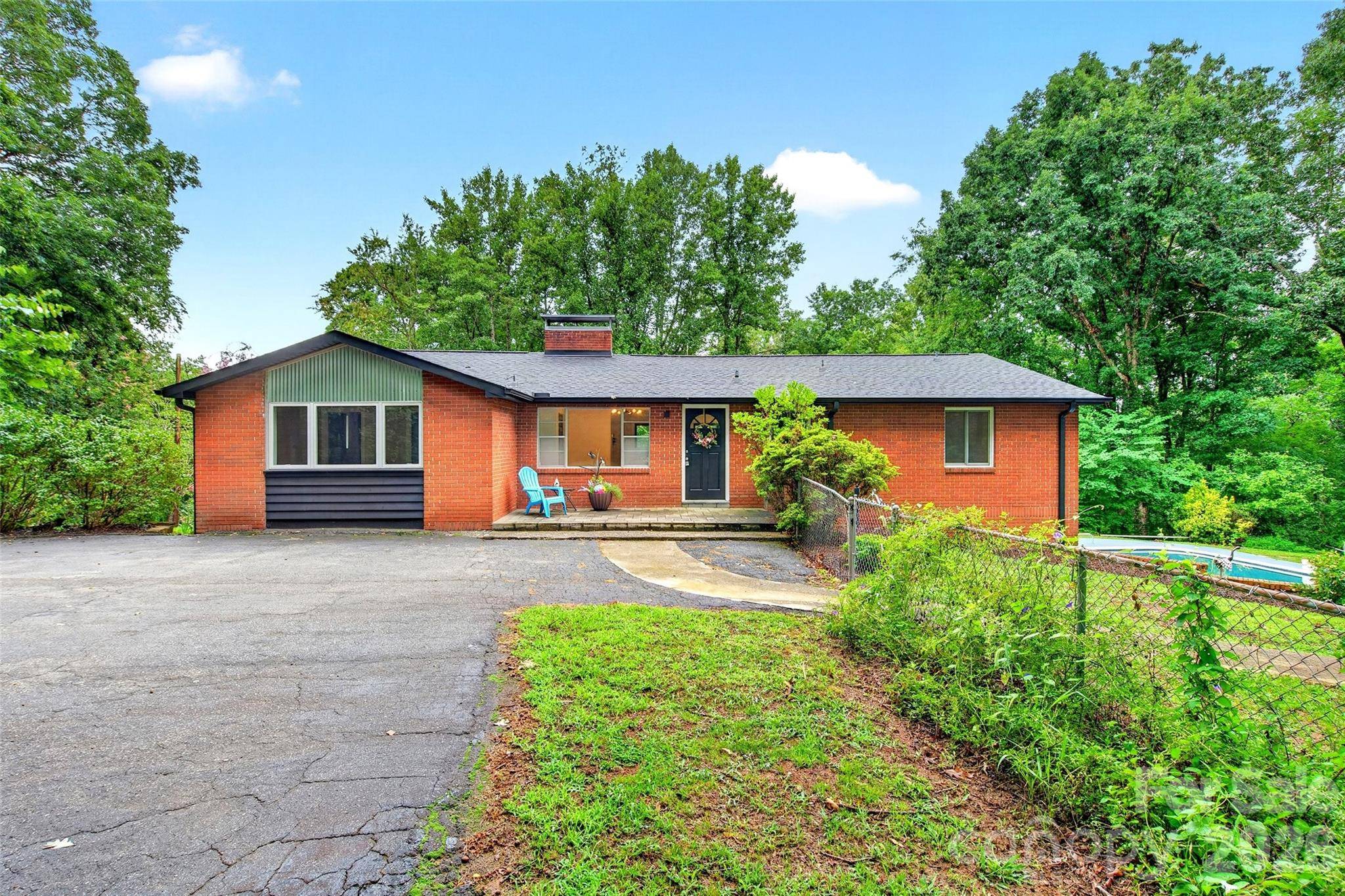 40 Mintz LN, Swannanoa, NC 28778