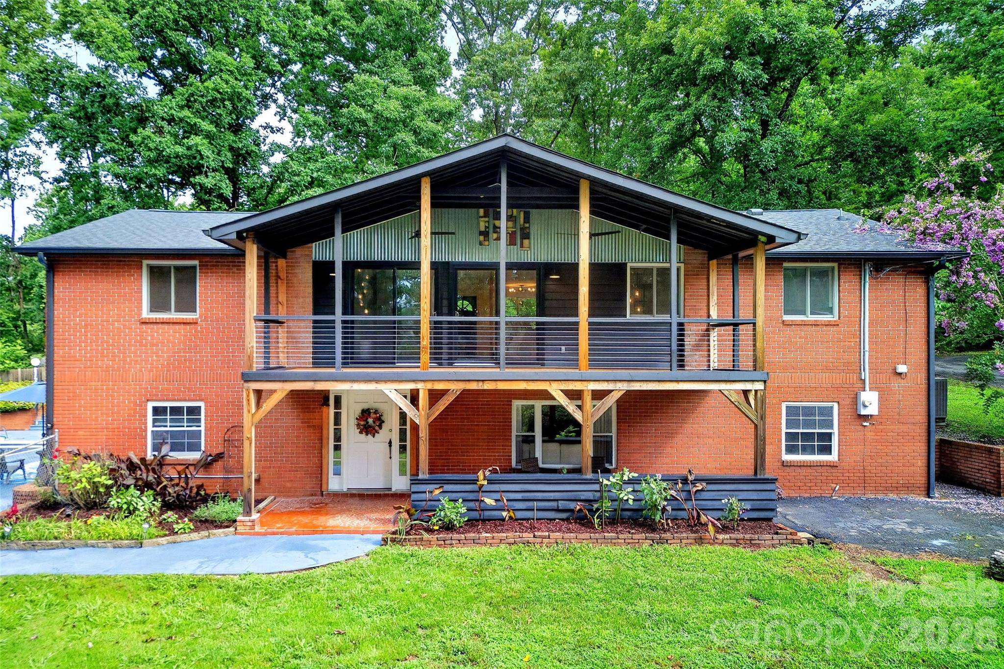 40 Mintz LN, Swannanoa, NC 28778