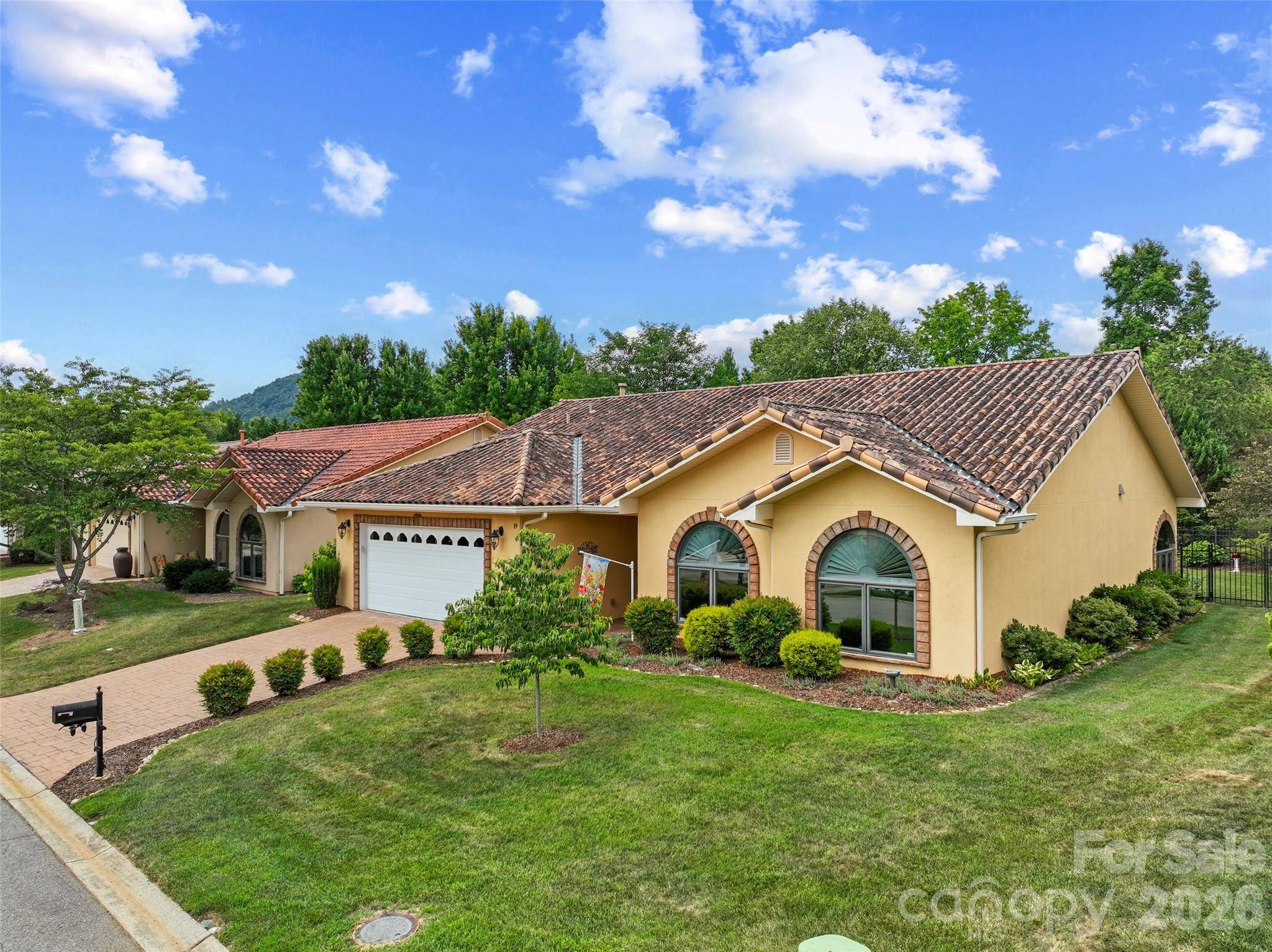 19 Pacifico DR, Asheville, NC 28806