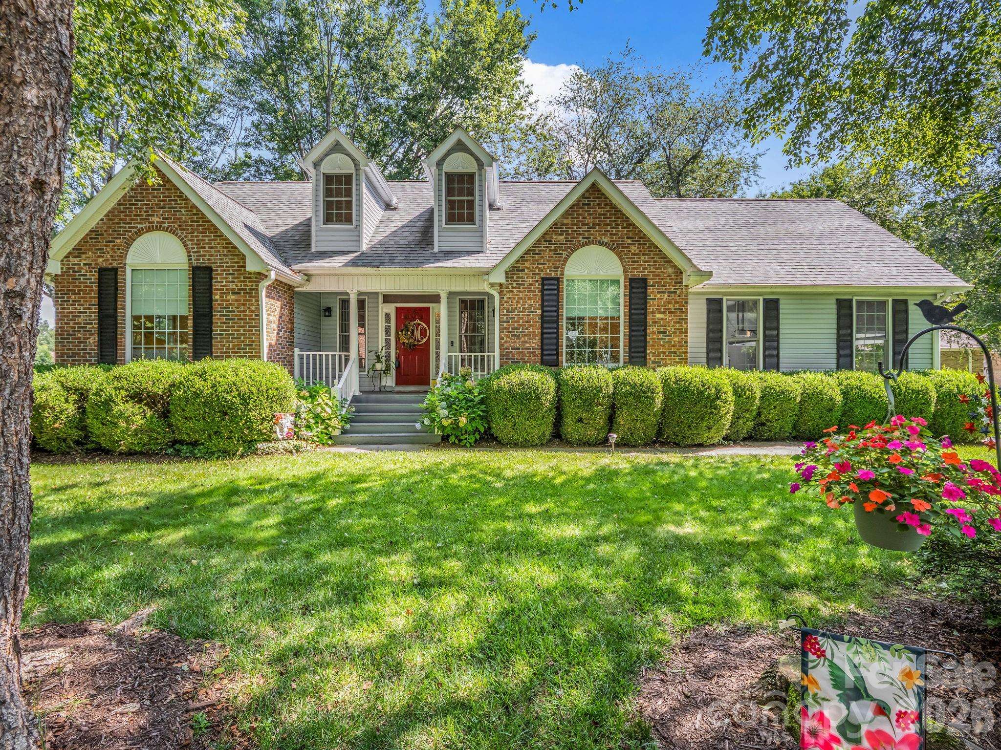 9 Kingfisher LN, Mills River, NC 28759