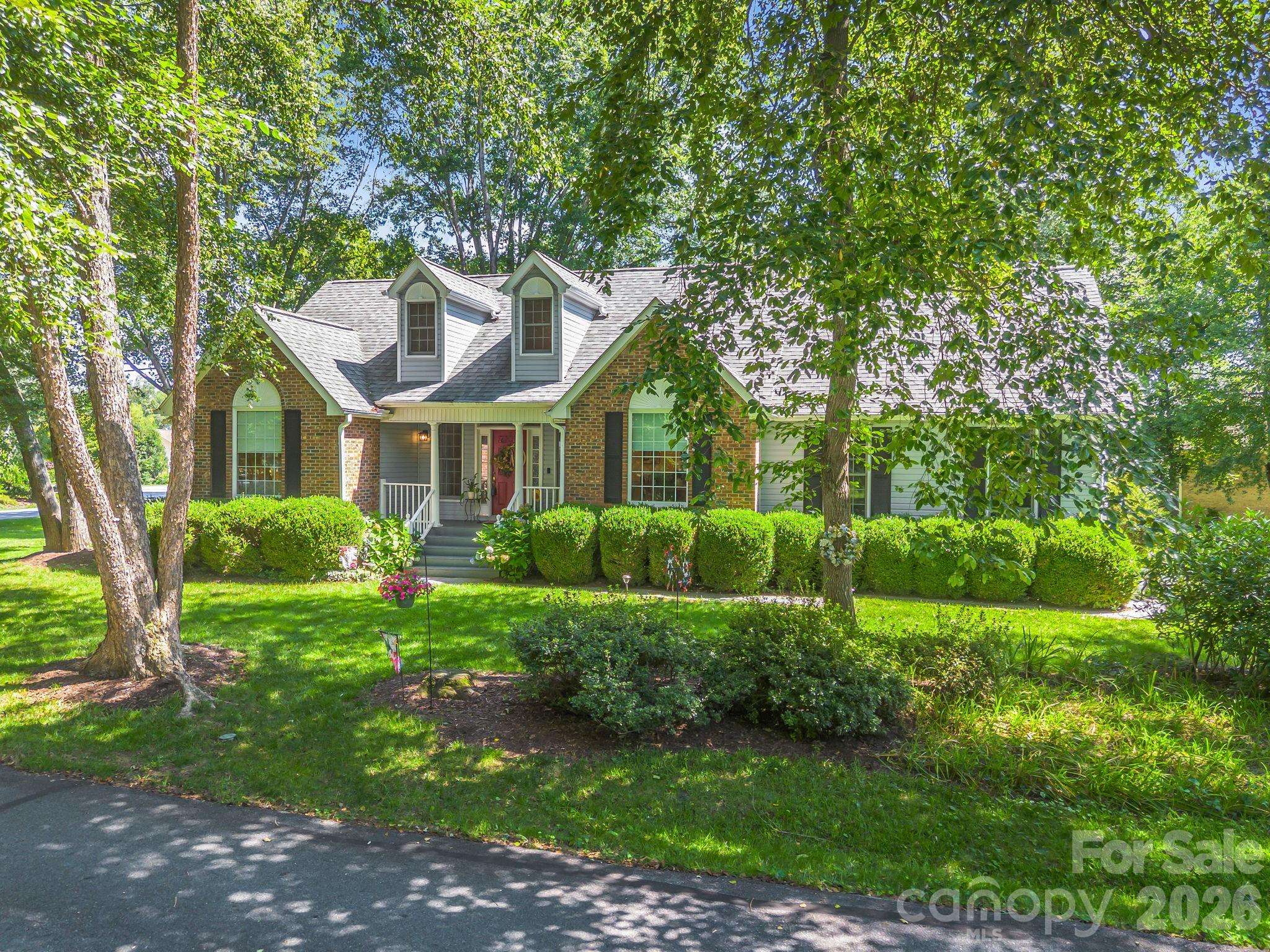 9 Kingfisher LN, Mills River, NC 28759