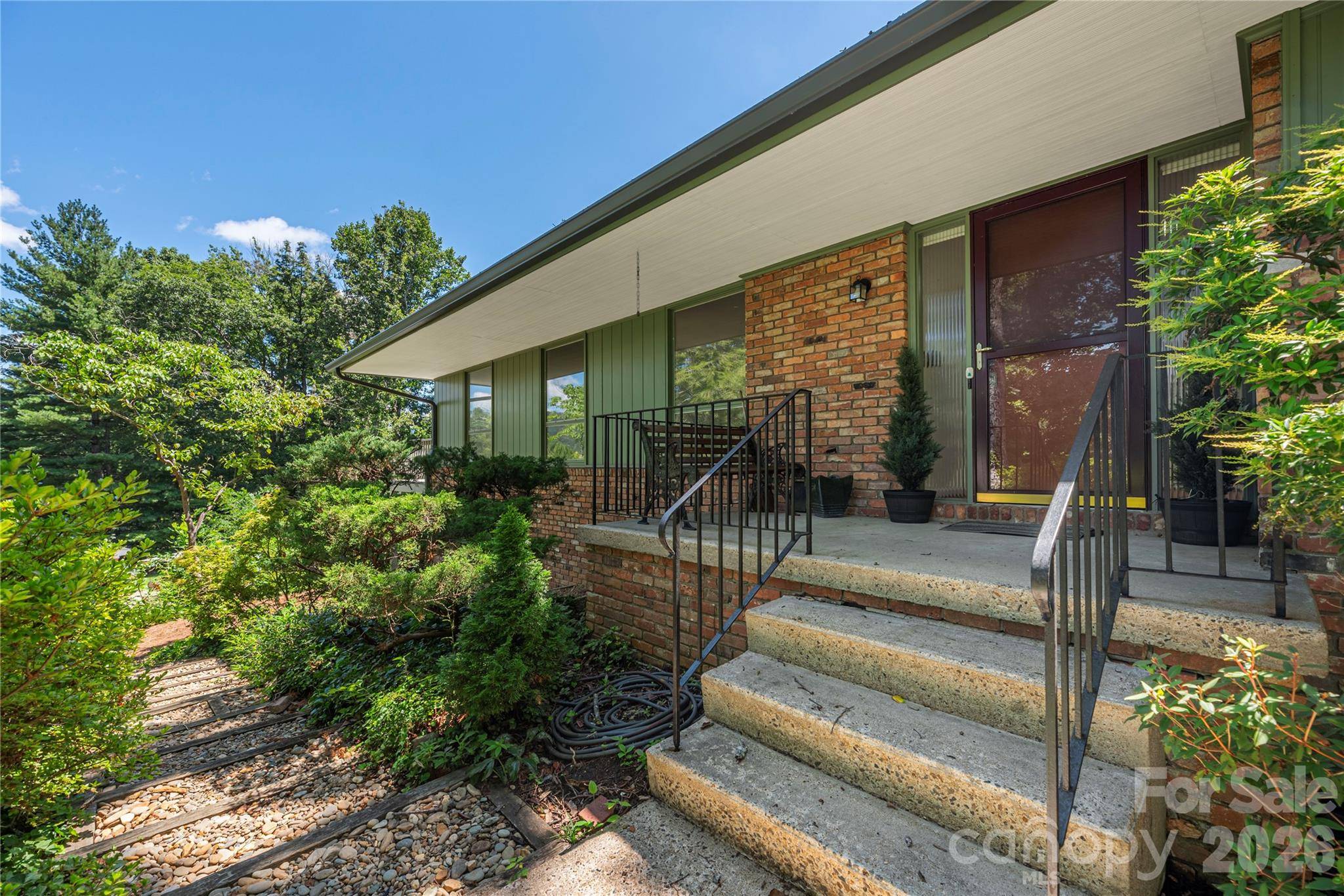 38 Forest View DR, Asheville, NC 28804