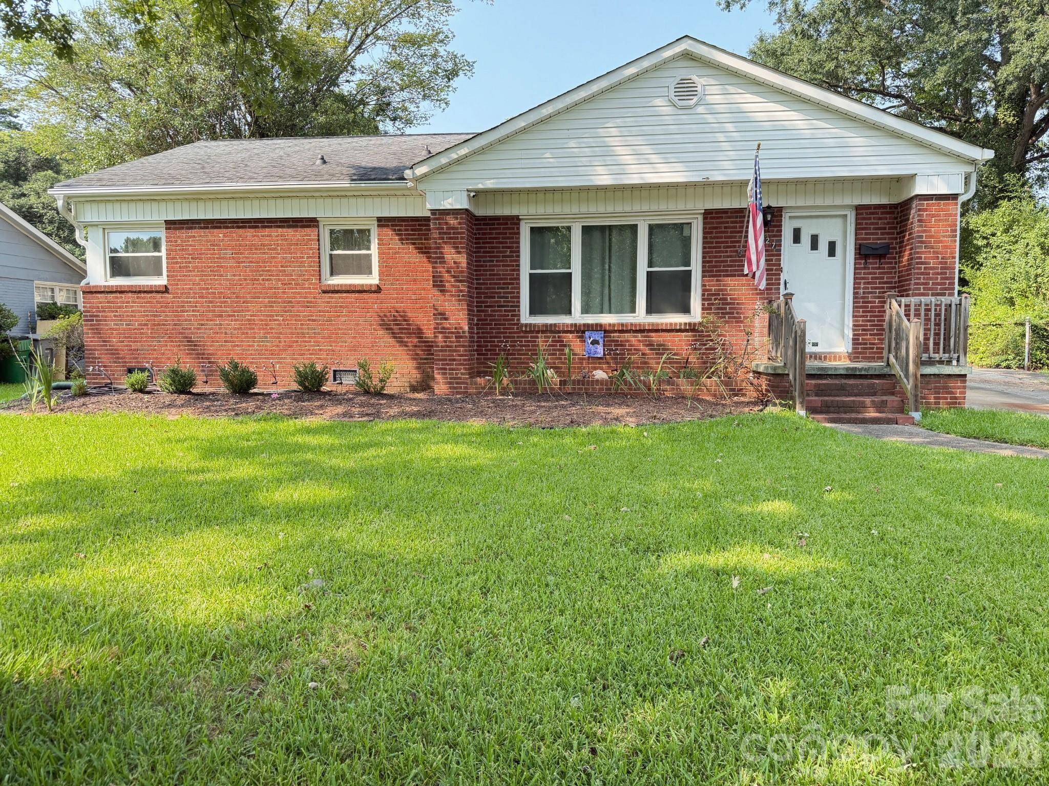 1327 Dresden DR W, Charlotte, NC 28205
