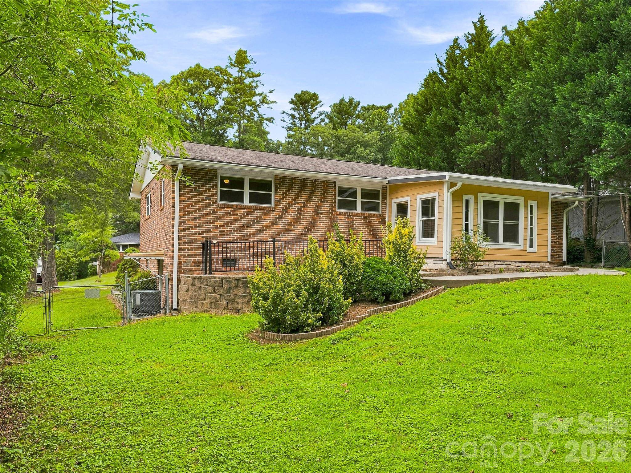 320 Kendale CT, East Flat Rock, NC 28726