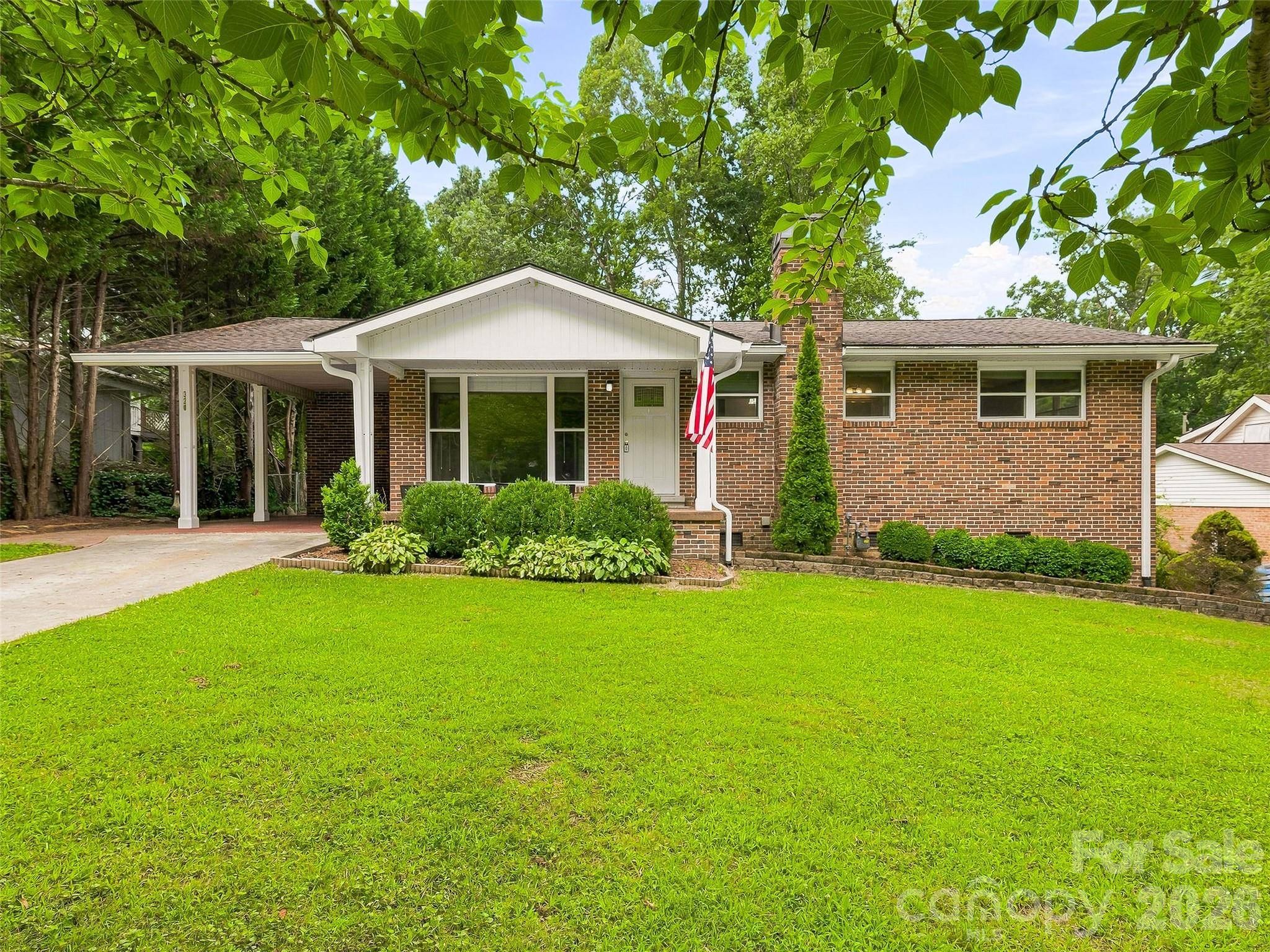 320 Kendale CT, East Flat Rock, NC 28726