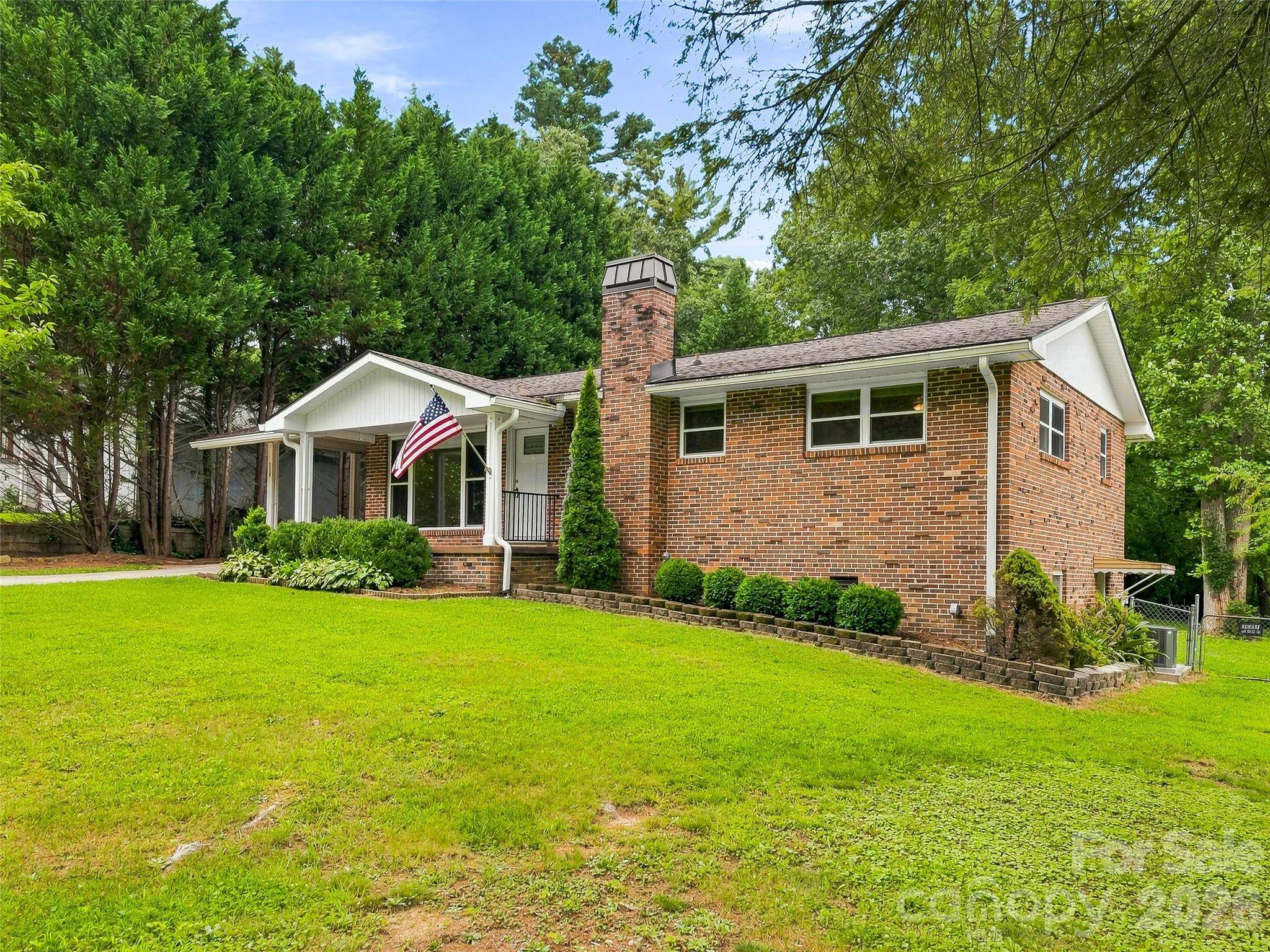 320 Kendale CT, East Flat Rock, NC 28726