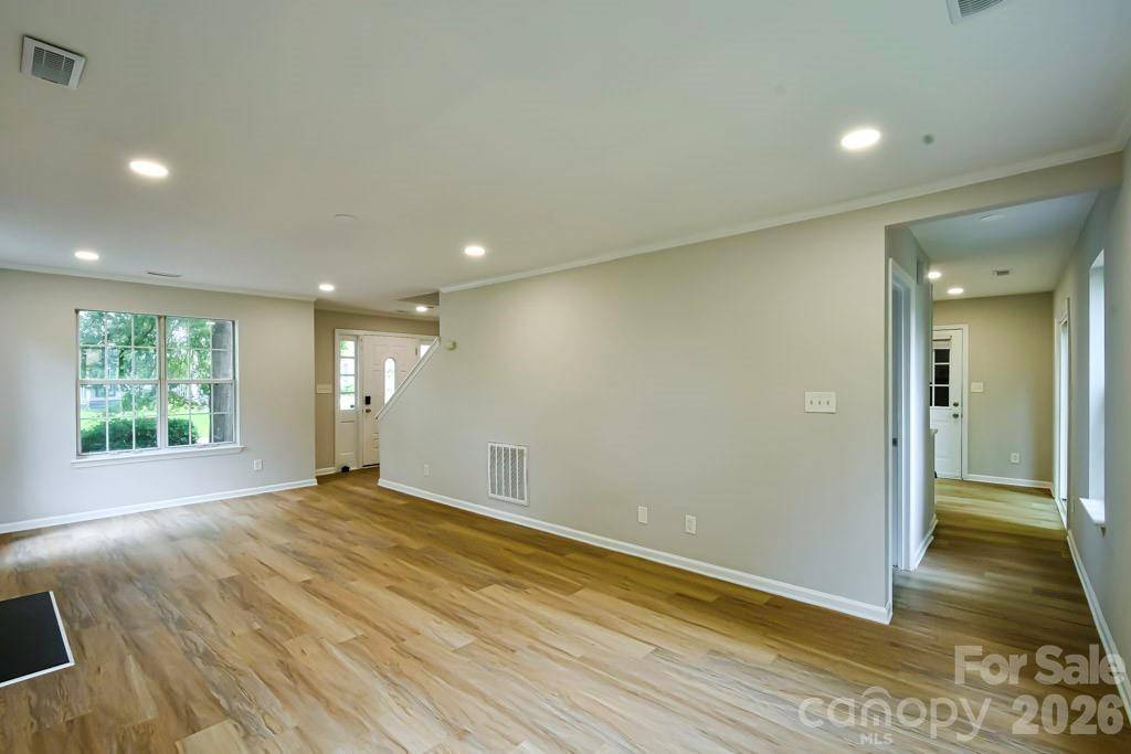 6020 Running Deer RD, Charlotte, NC 28214