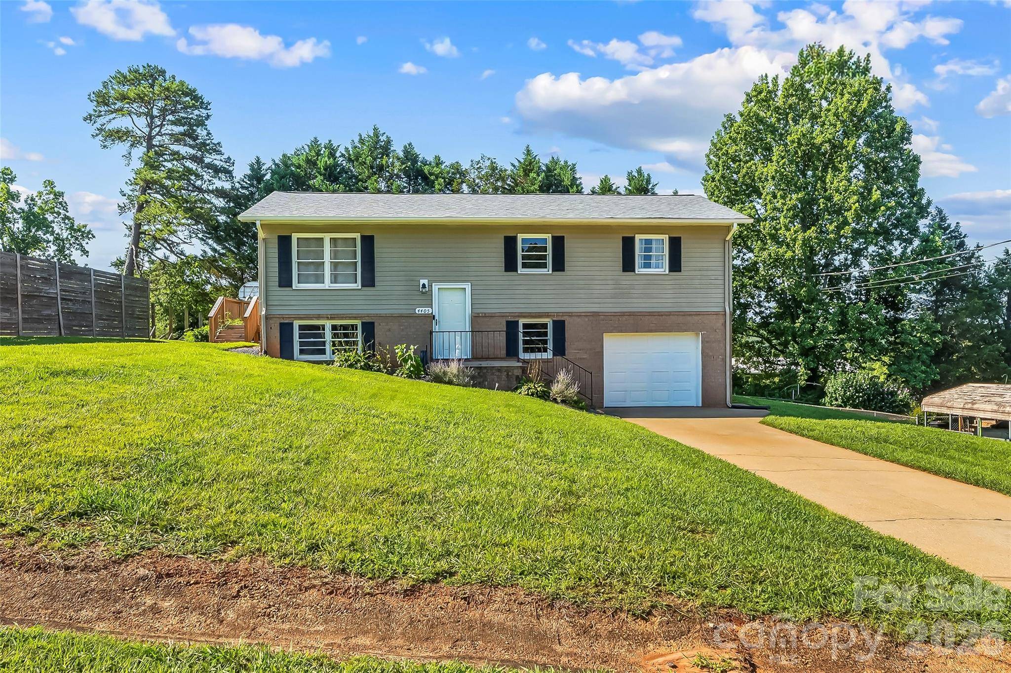 4405 Landing CT, Hickory, NC 28602