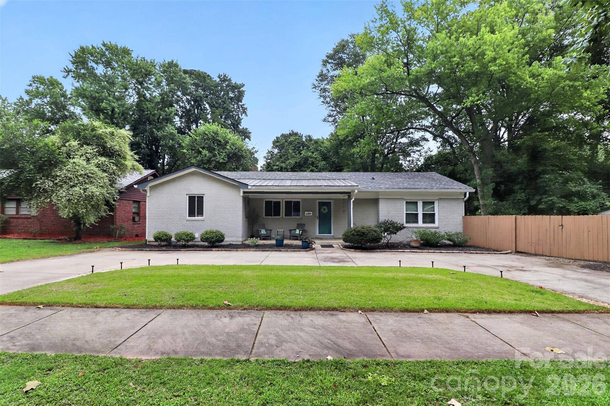 1016 Dresden DR W, Charlotte, NC 28205