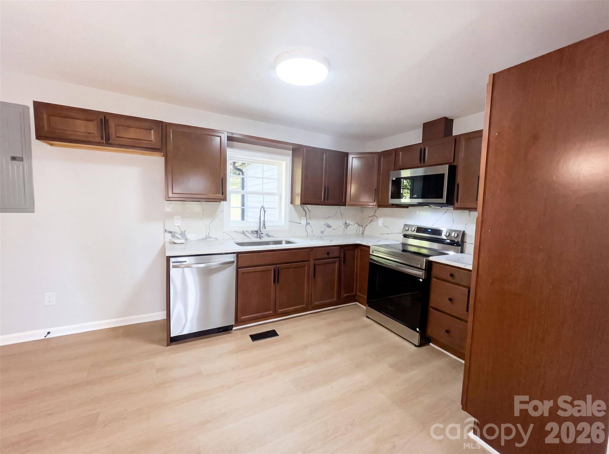 915 Kenham PL, Lenoir, NC 28645