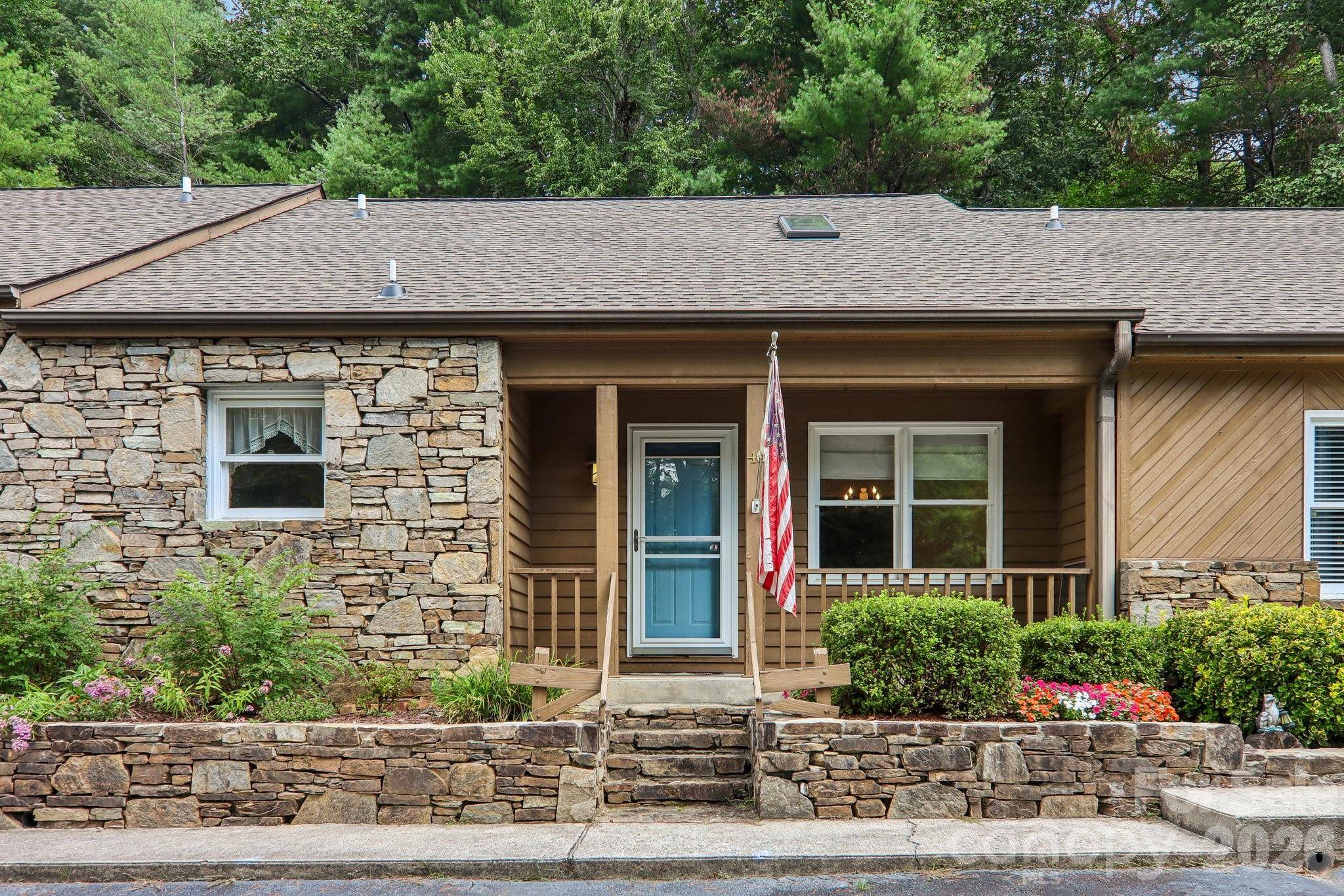 40 Sagebrush CIR, Etowah, NC 28729