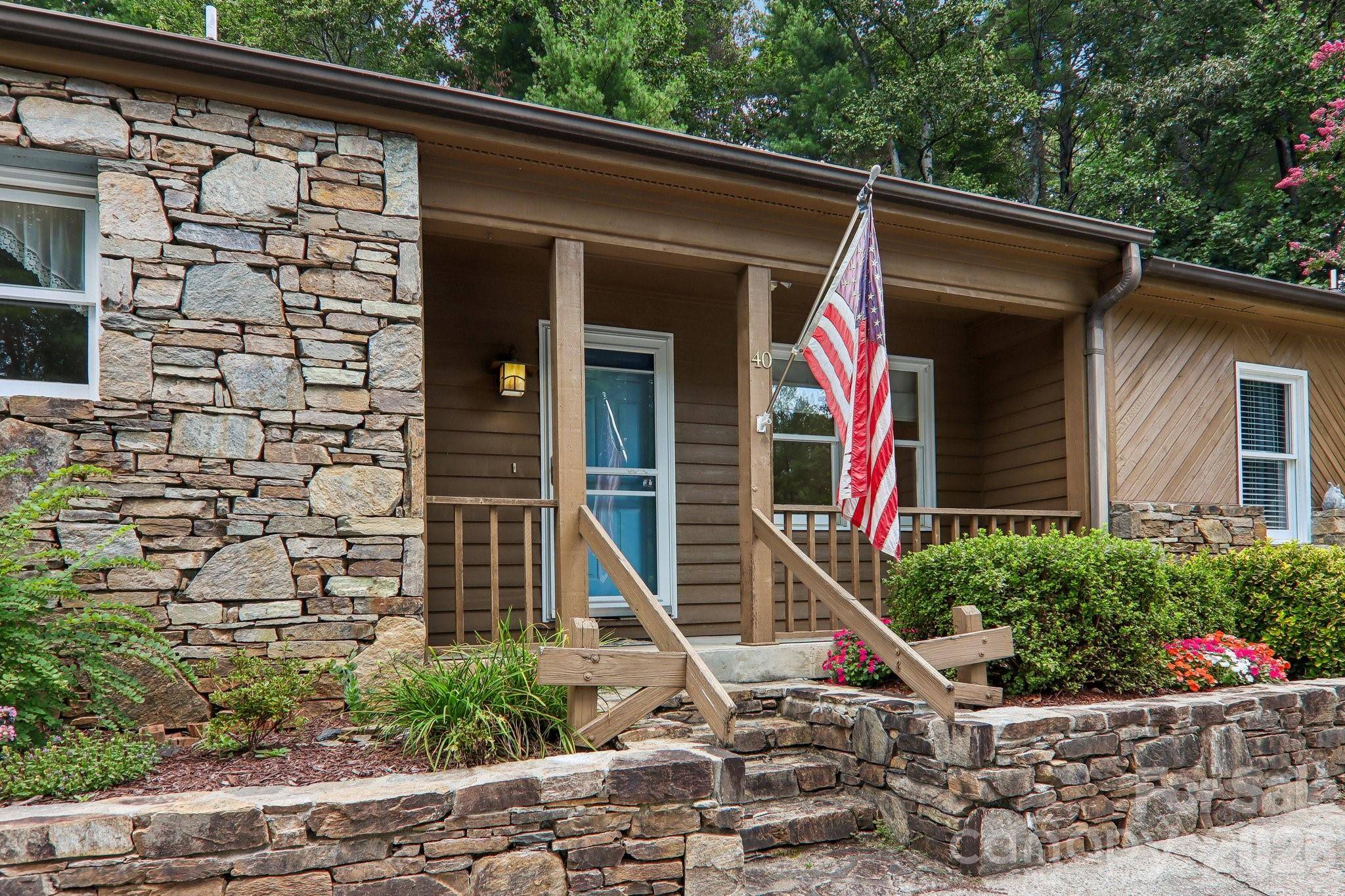 40 Sagebrush CIR, Etowah, NC 28729
