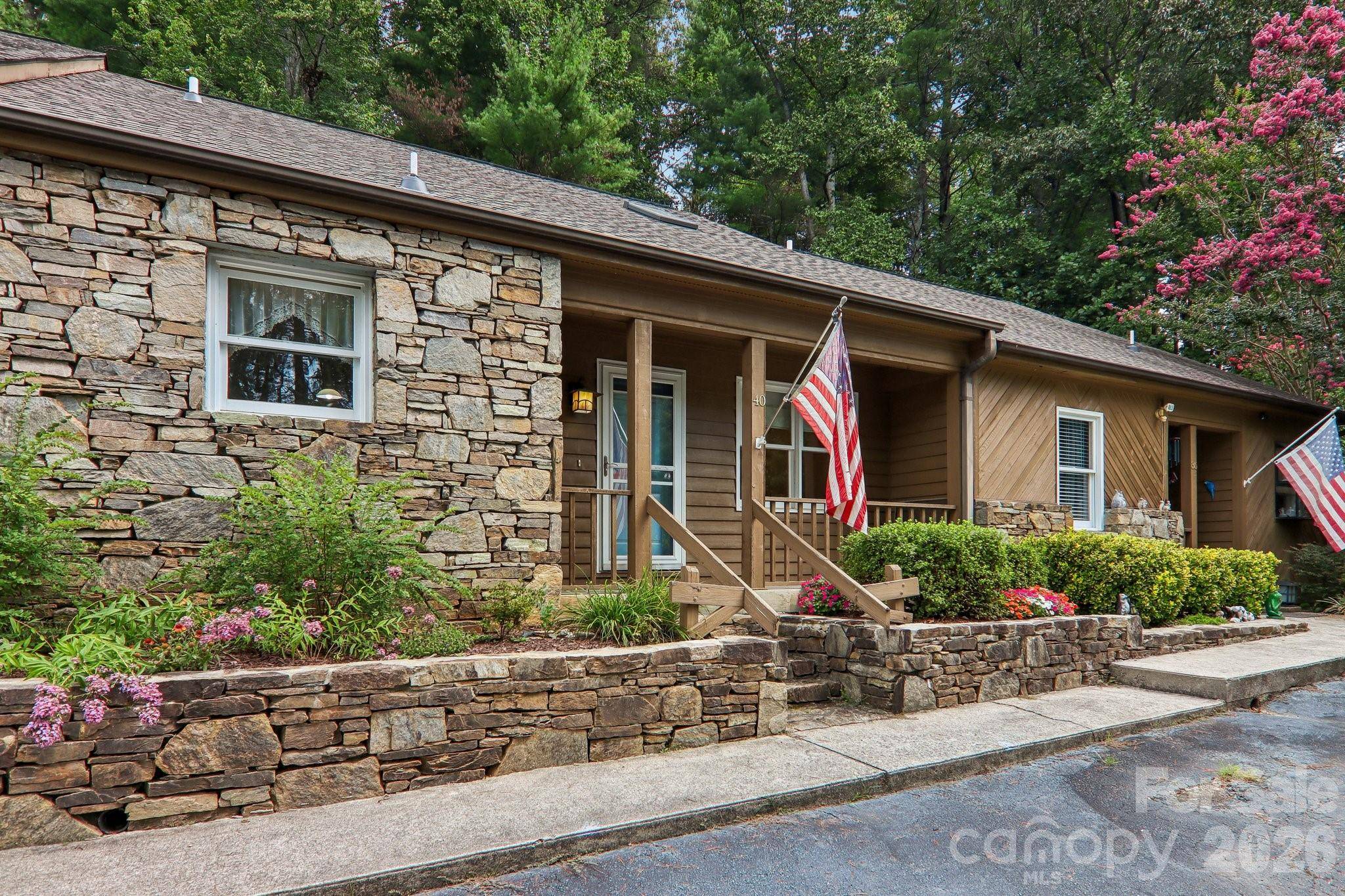 40 Sagebrush CIR, Etowah, NC 28729