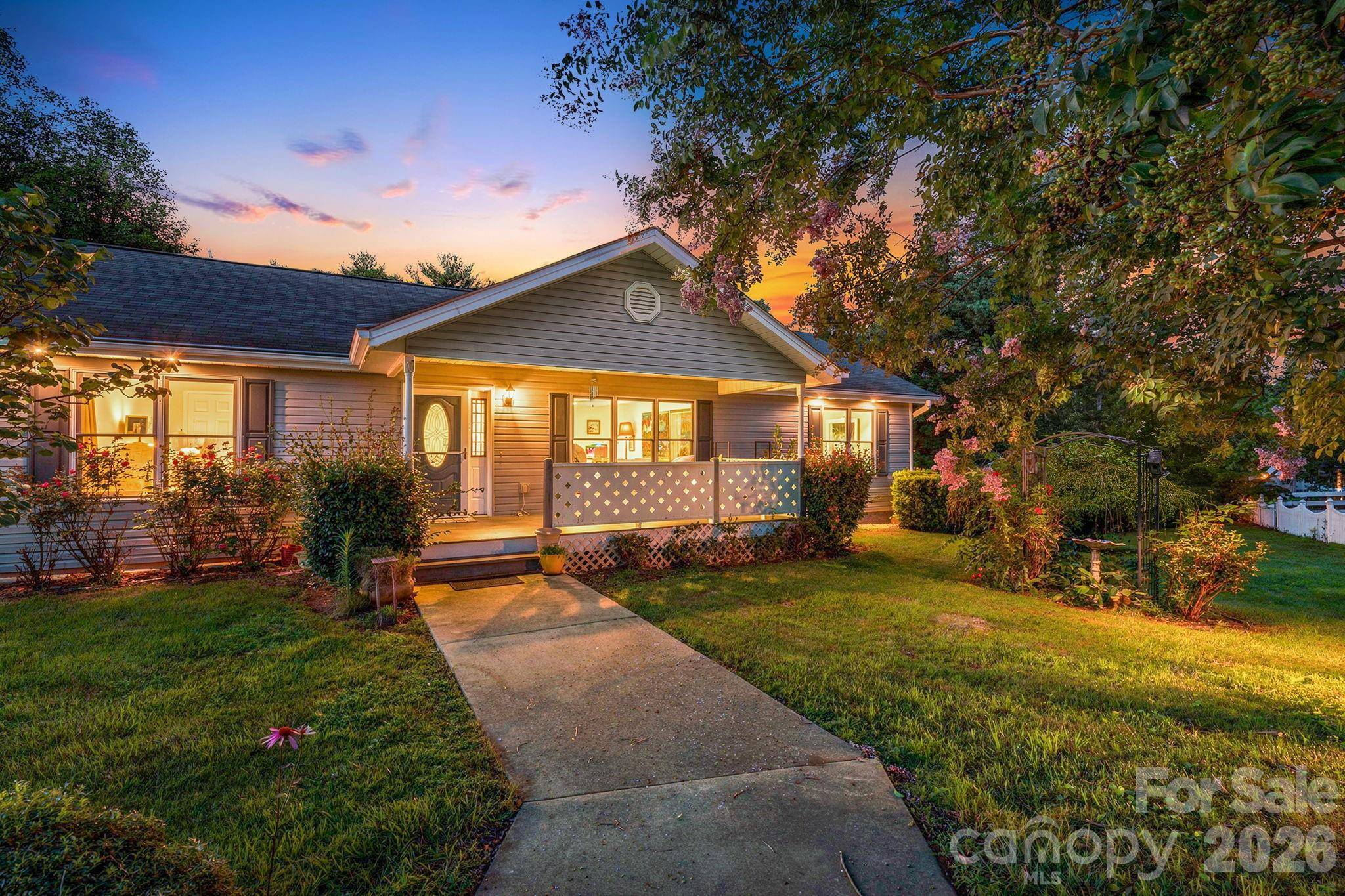 6 Arrowhead LN, Weaverville, NC 28787