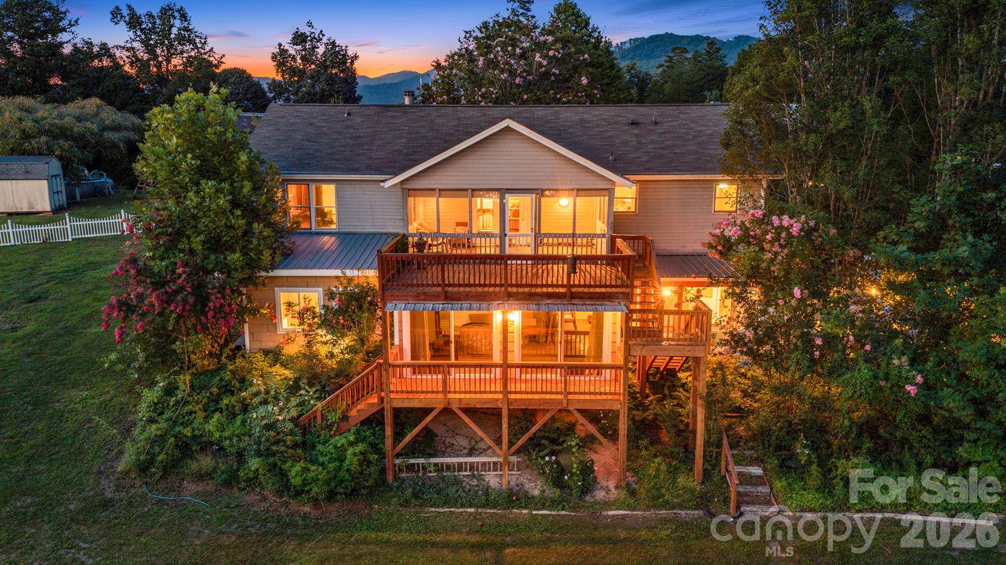 6 Arrowhead LN, Weaverville, NC 28787