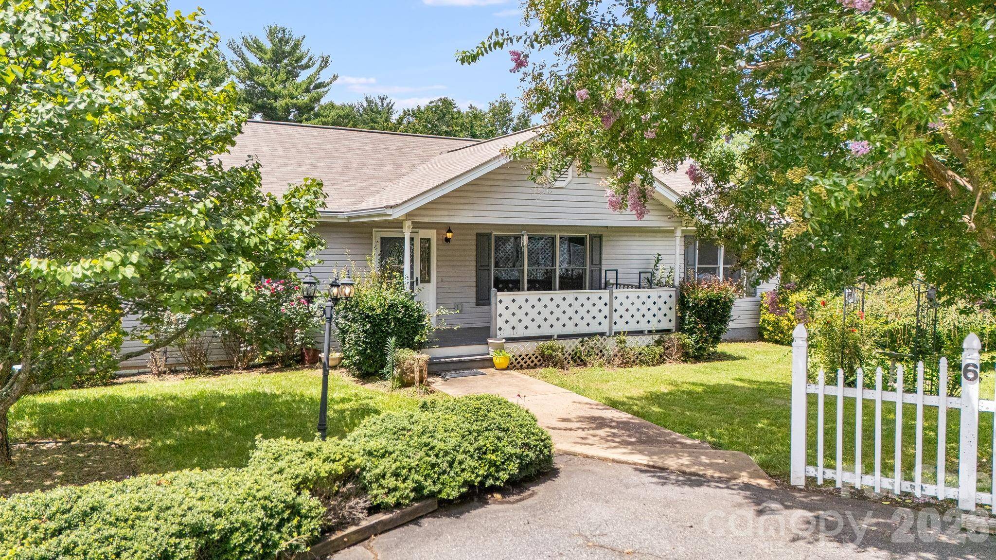 6 Arrowhead LN, Weaverville, NC 28787