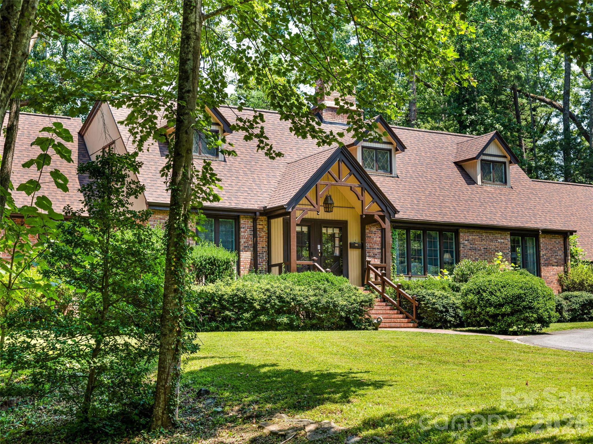 122 Stuyvesant RD, Asheville, NC 28803
