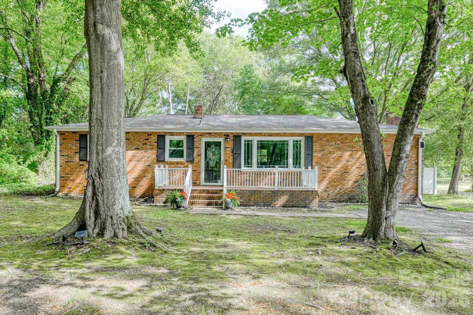 110 Chapman CIR, Spartanburg, SC 29307